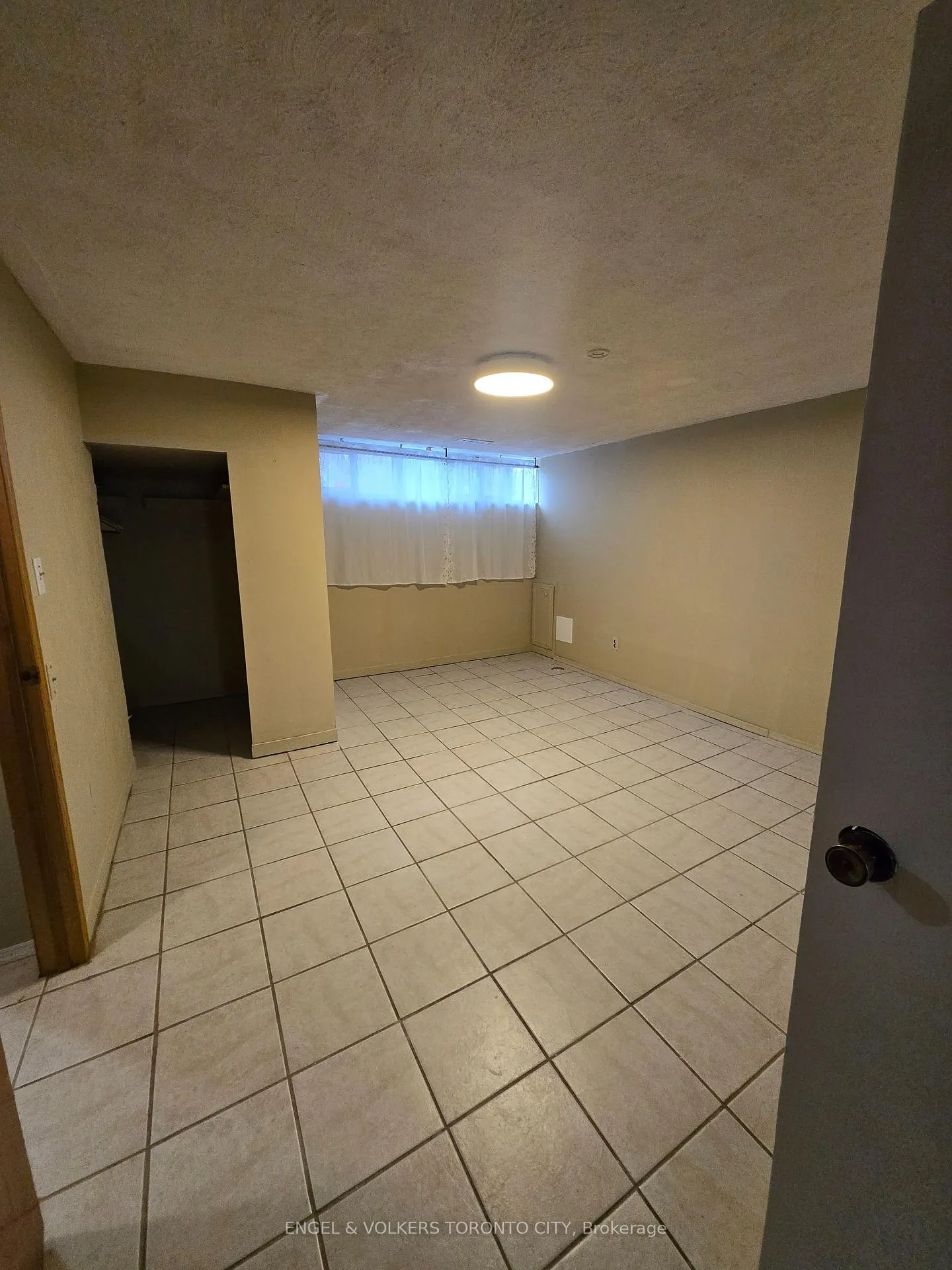Photo 5 of Unit B, 14 Richardson Drive, Aurora, Aurora Highlands — HOMEH