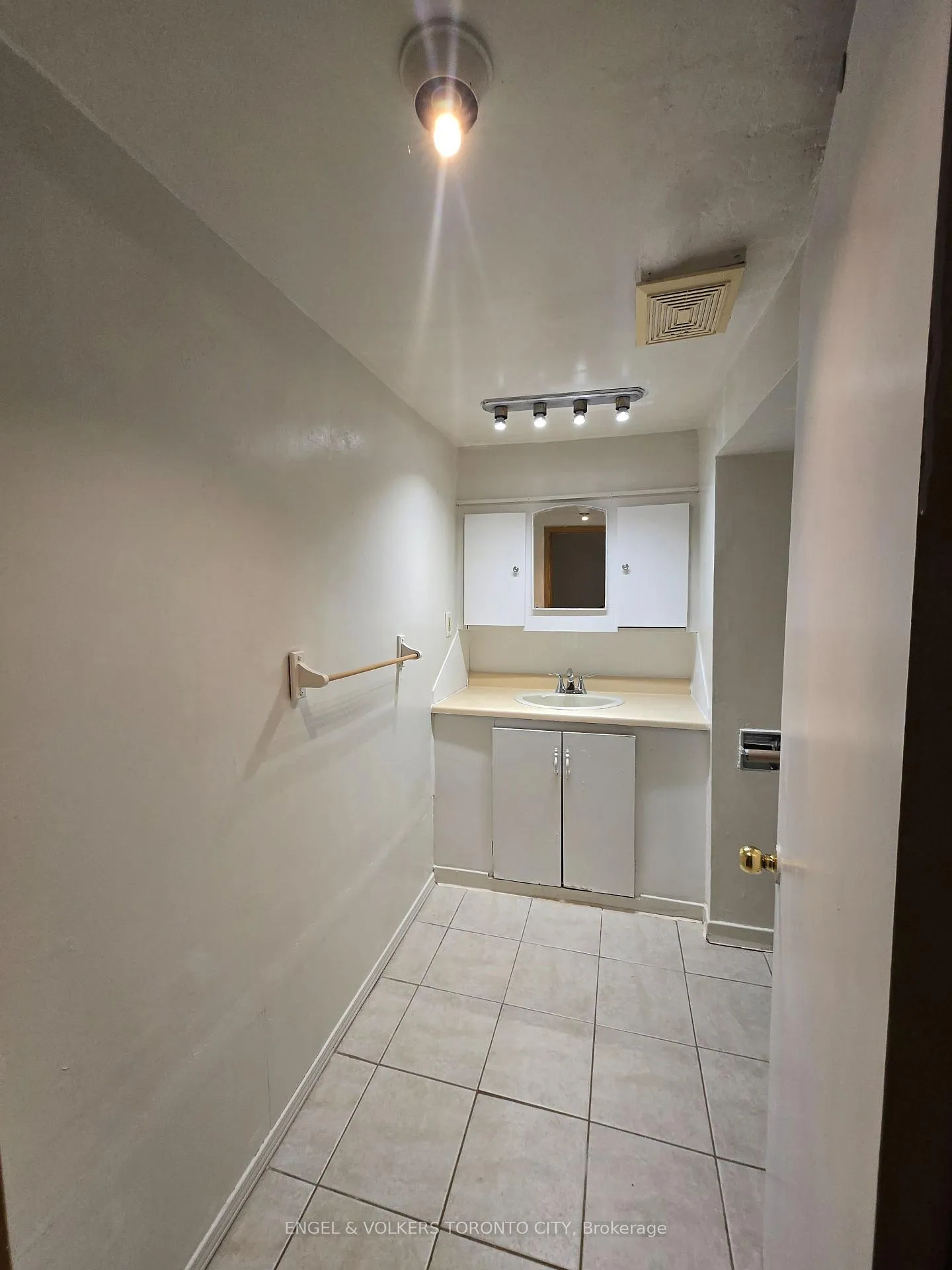 Photo 6 of Unit B, 14 Richardson Drive, Aurora, Aurora Highlands — HOMEH