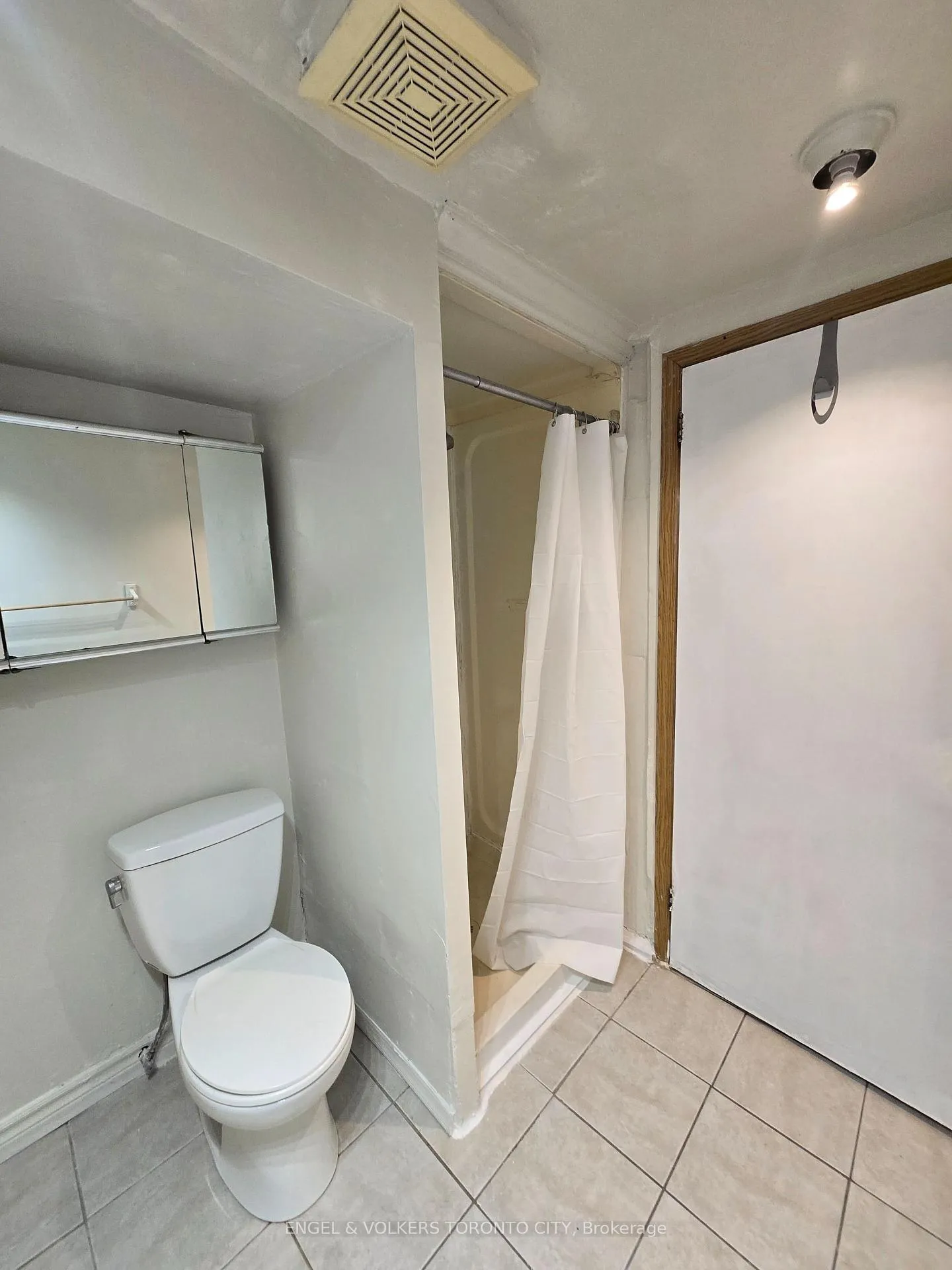 Photo 7 of Unit B, 14 Richardson Drive, Aurora, Aurora Highlands — HOMEH