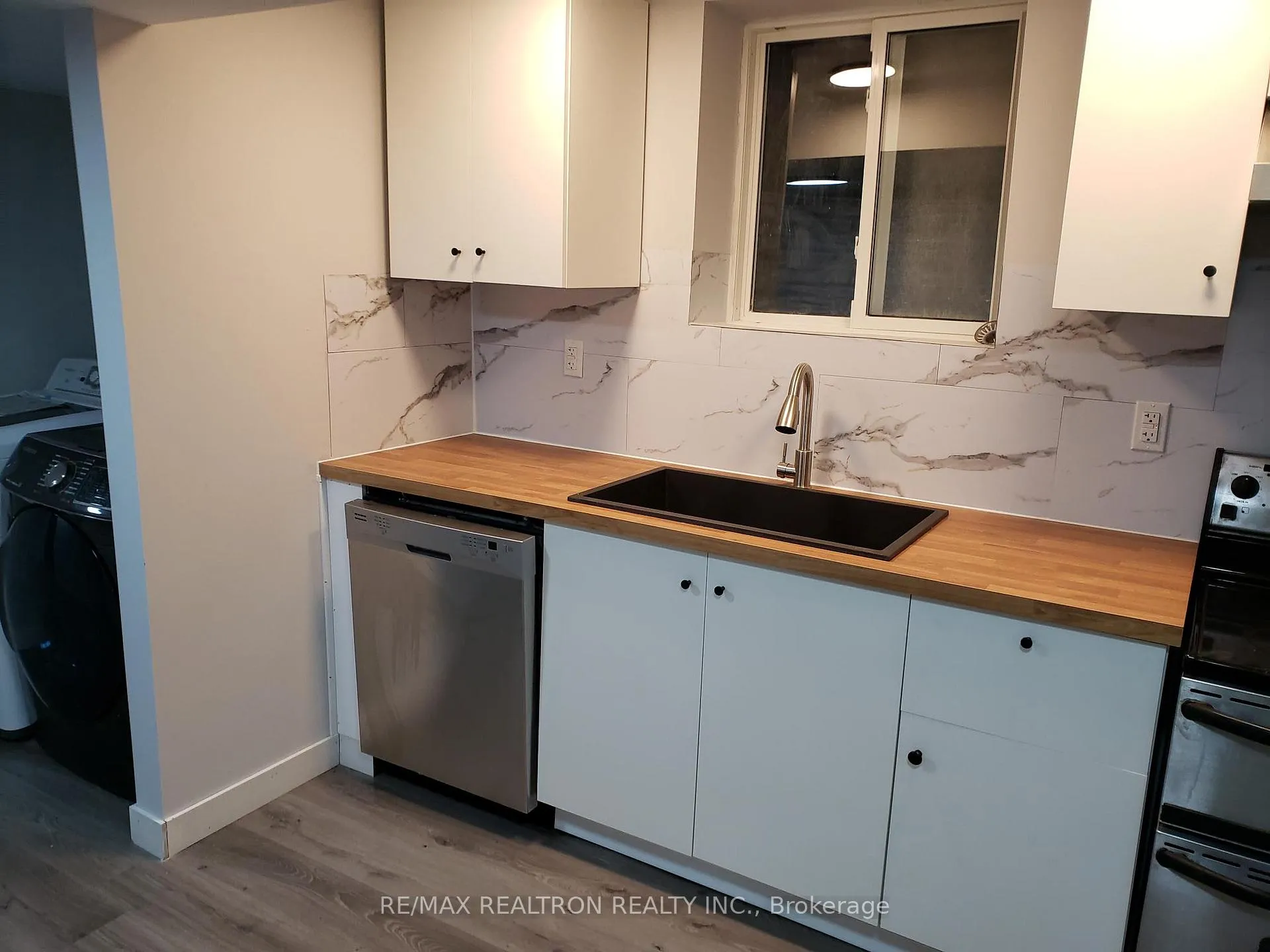 Photo 3 of 31 Carr Drive, Barrie, Letitia Heights — HOMEH