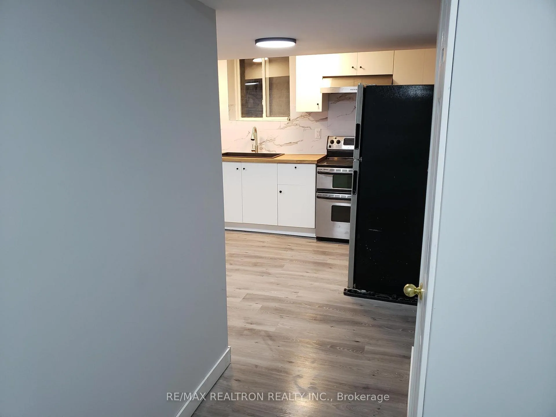 Photo 4 of 31 Carr Drive, Barrie, Letitia Heights — HOMEH
