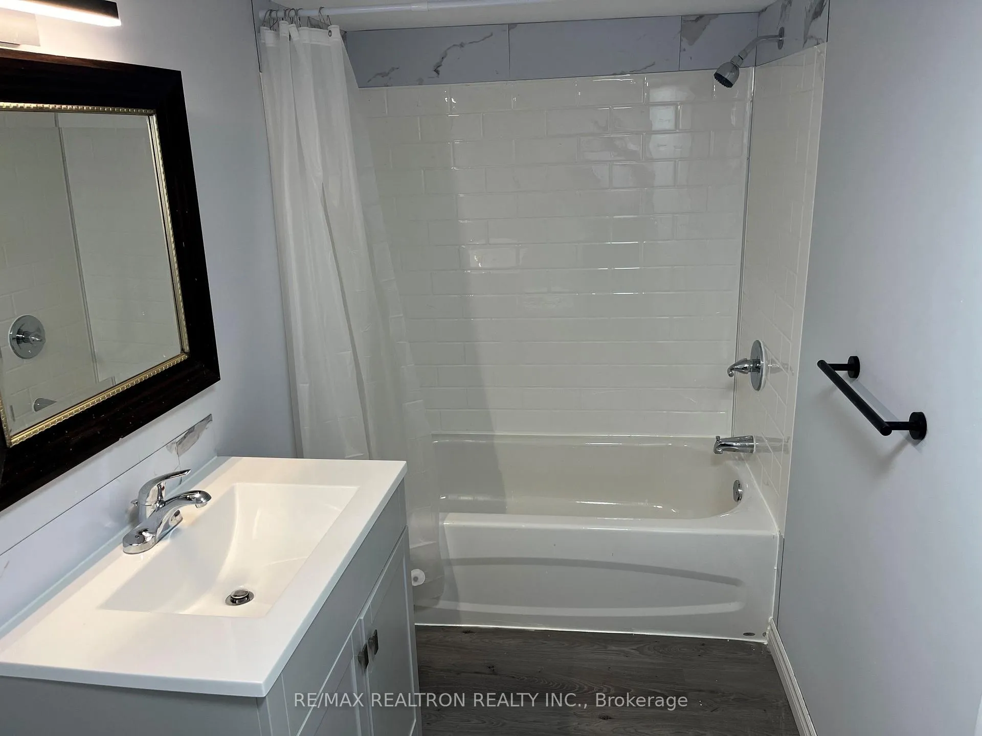 Photo 9 of 31 Carr Drive, Barrie, Letitia Heights — HOMEH