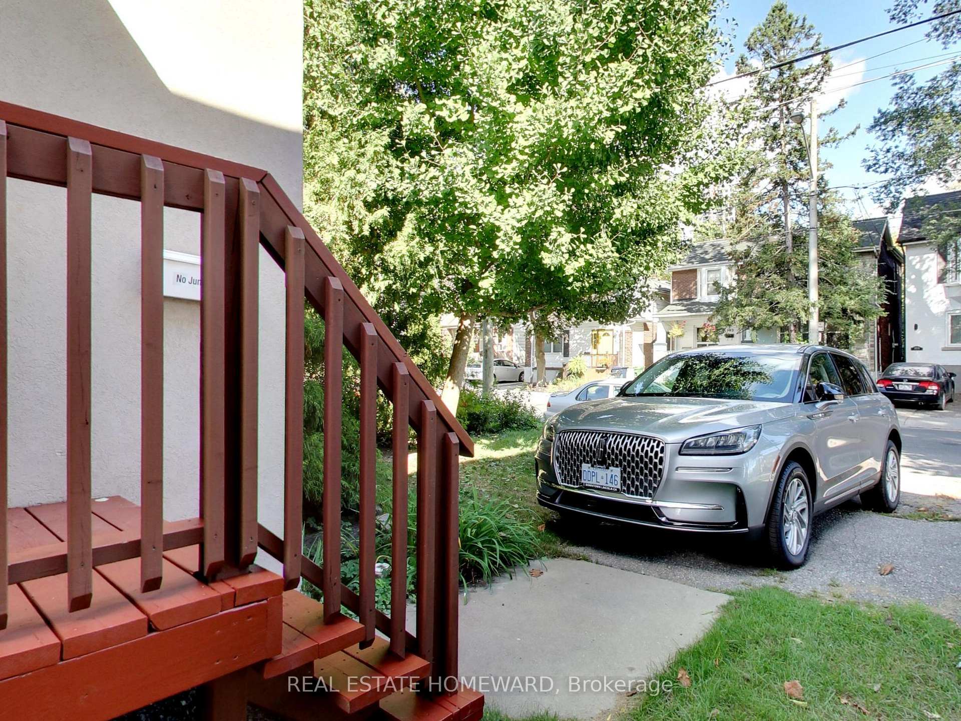 Photo 5 of 186 Chisholm Avenue, Toronto, Woodbine-Lumsden — HOMEH