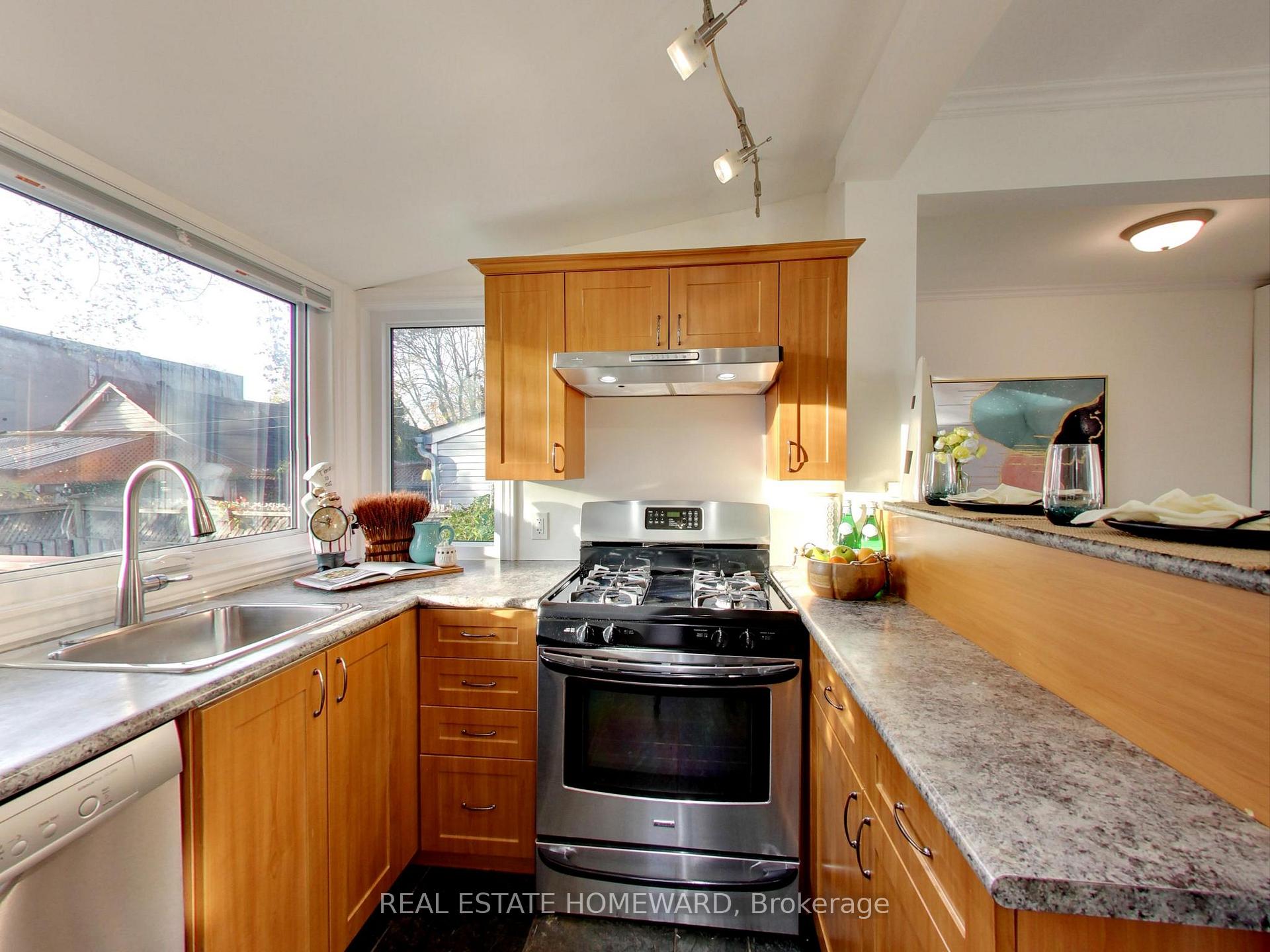 Photo 16 of 186 Chisholm Avenue, Toronto, Woodbine-Lumsden — HOMEH