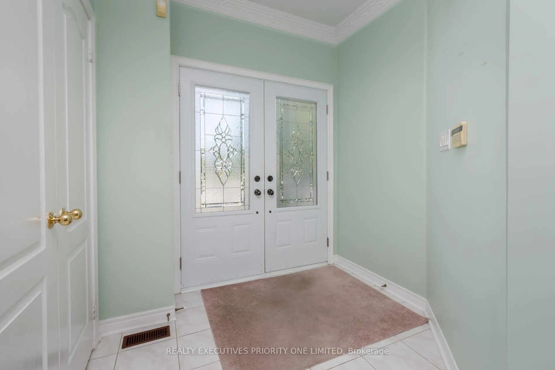 Photo 4 of 64 Brasswinds Court, Vaughan, West Woodbridge — HOMEH