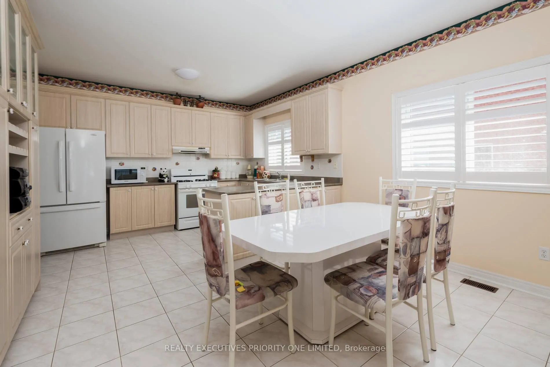 Photo 9 of 64 Brasswinds Court, Vaughan, West Woodbridge — HOMEH