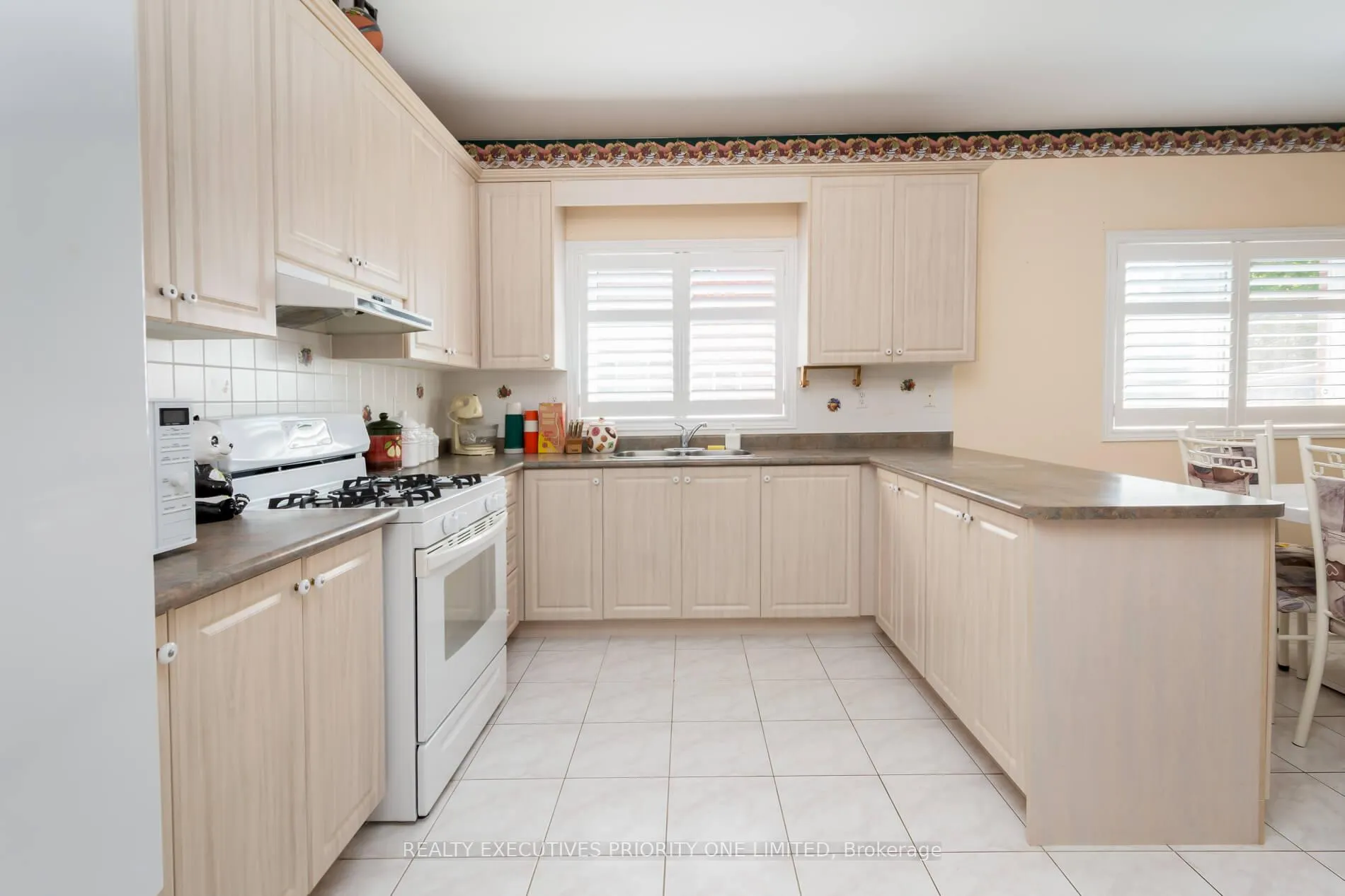 Photo 10 of 64 Brasswinds Court, Vaughan, West Woodbridge — HOMEH