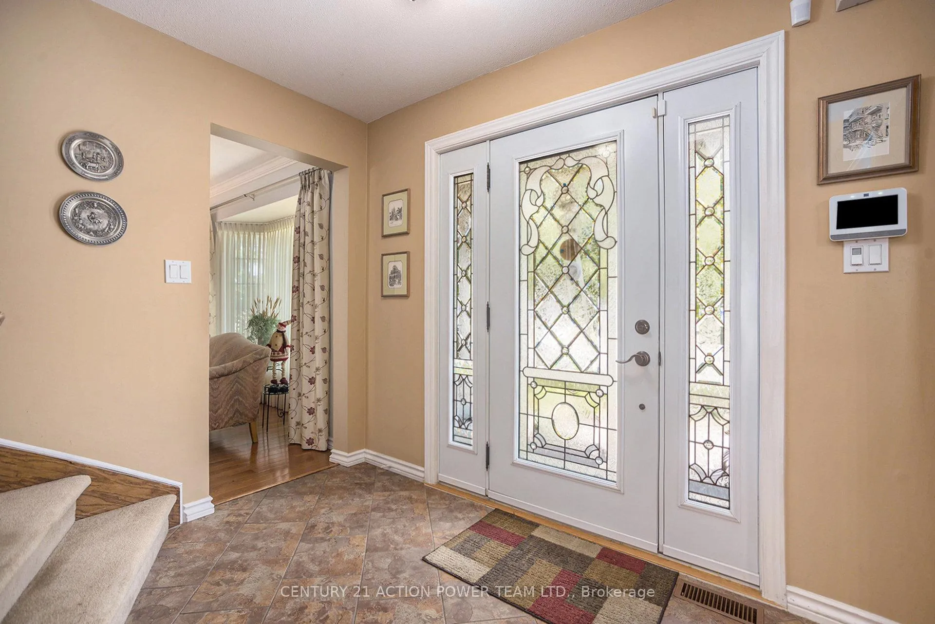 Photo 4 of 1358 Turner Crescent, Ottawa, Bilberry Creek/Queenswood Heights — HOMEH