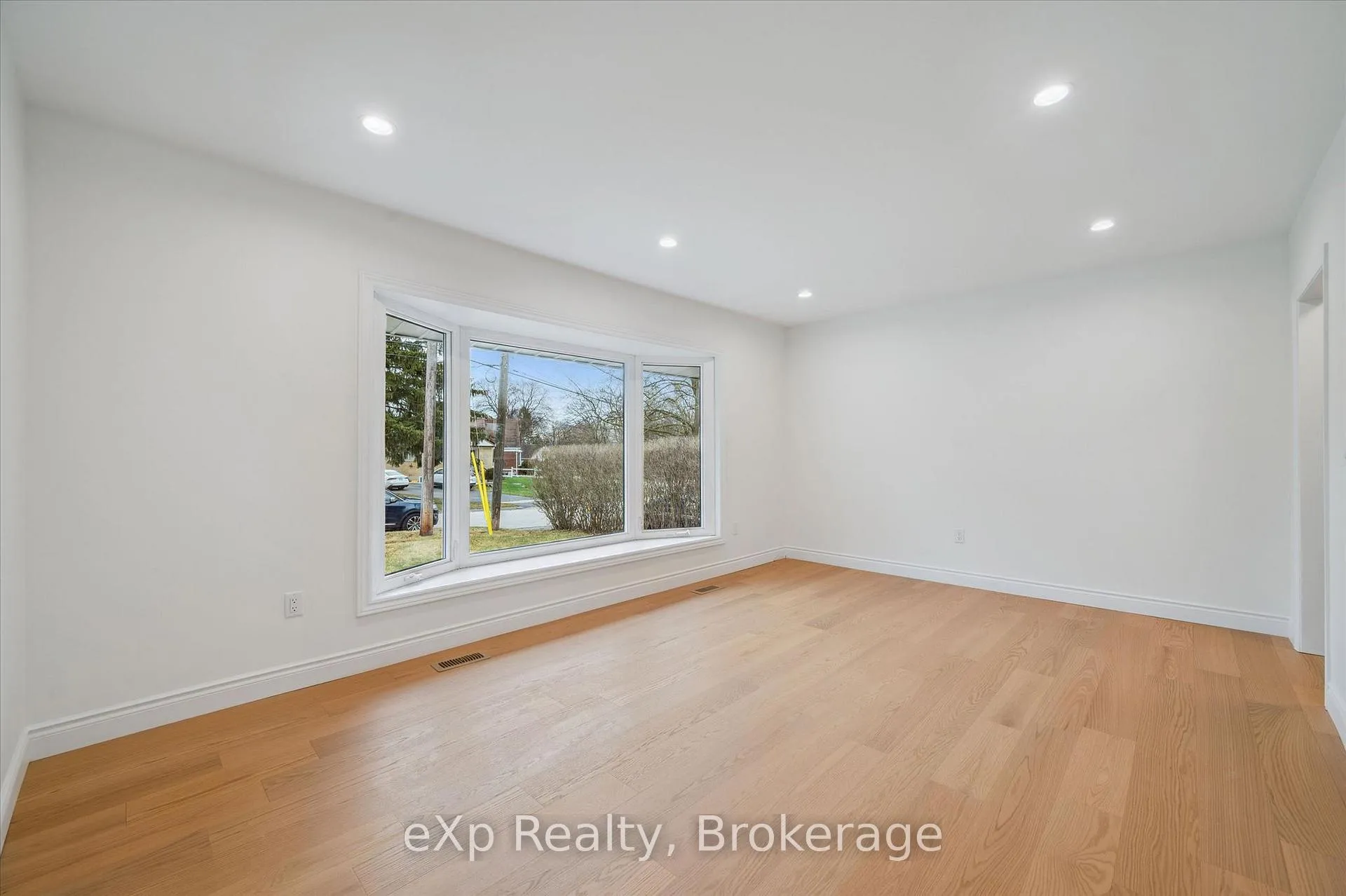 Photo 7 of 14 Lincoln Crescent, Guelph, St. George's — HOMEH