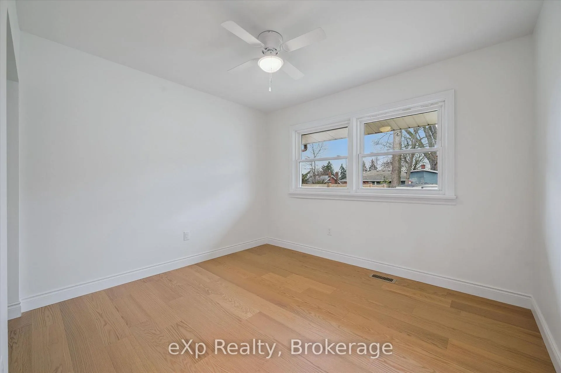 Photo 18 of 14 Lincoln Crescent, Guelph, St. George's — HOMEH