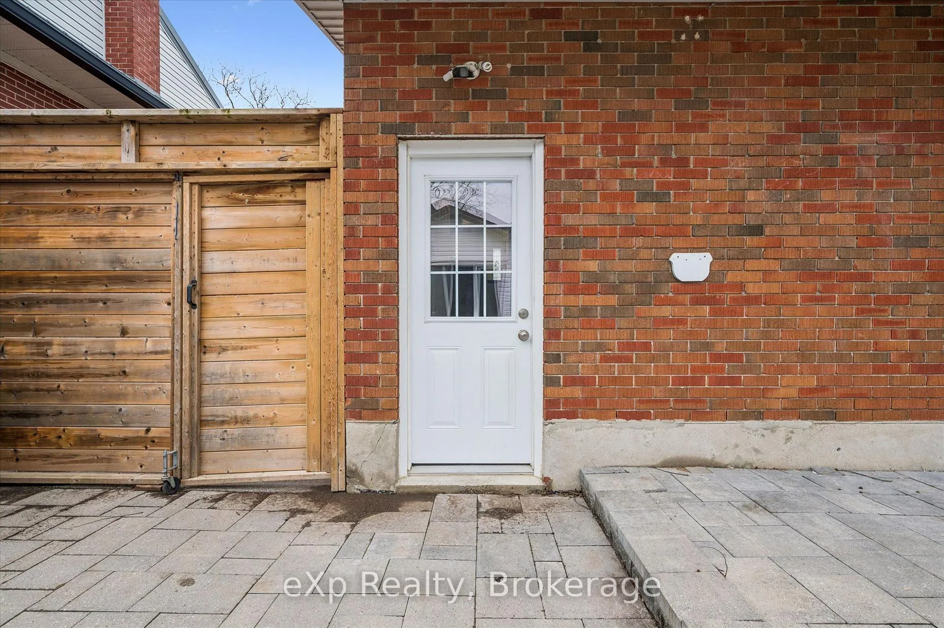 Photo 21 of 14 Lincoln Crescent, Guelph, St. George's — HOMEH