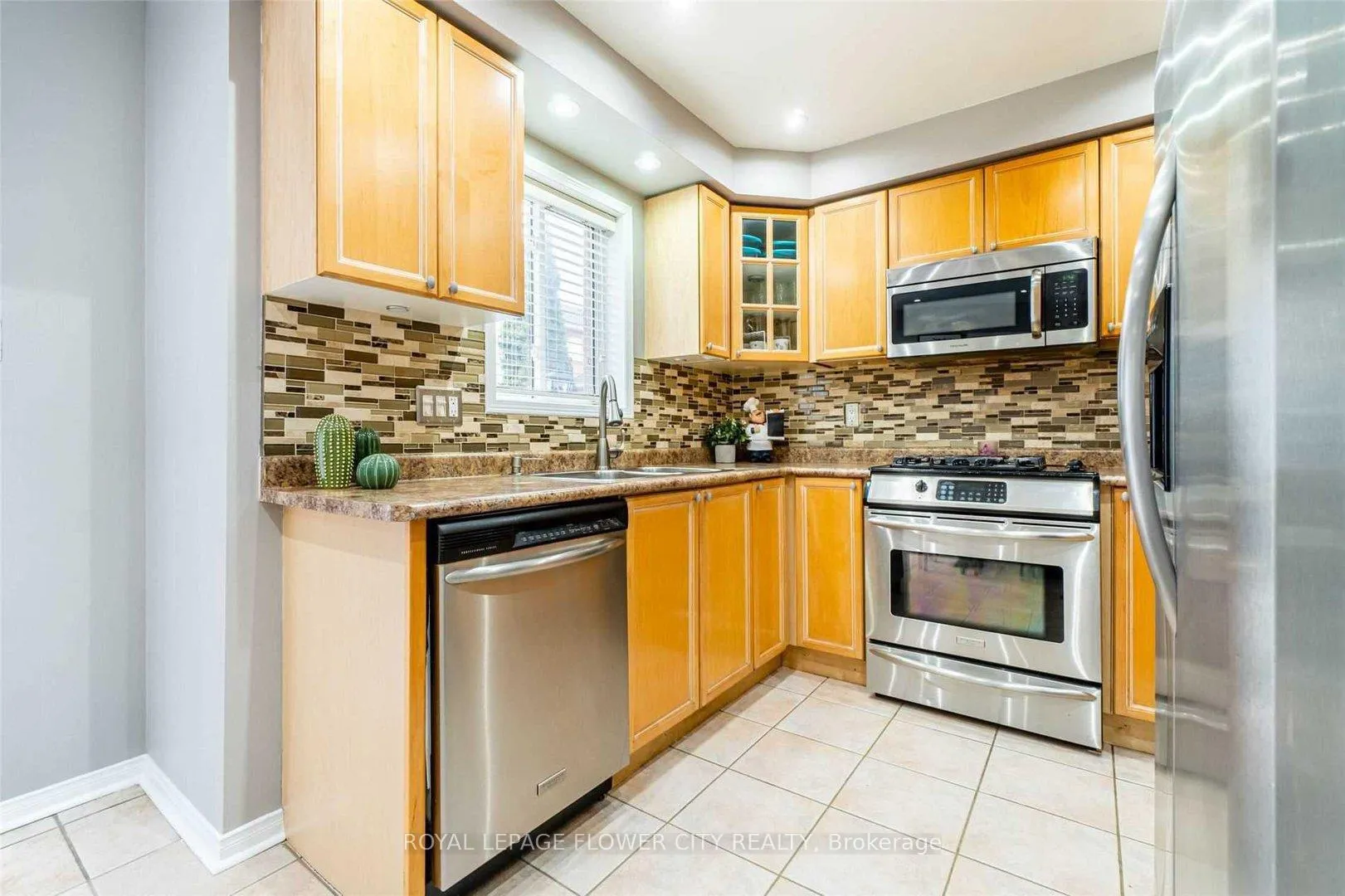 Photo 5 of 65 Sedgewick Circle, Brampton, Fletcher's Meadow — HOMEH