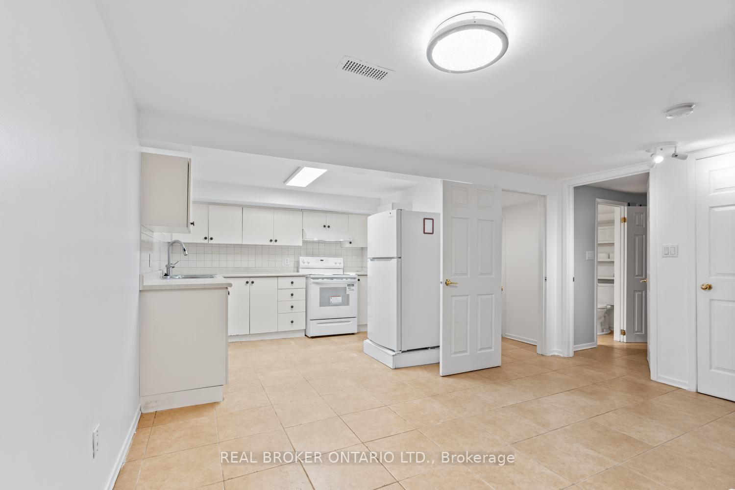 Photo 7 of Unit Bsmt, 94 Chisholm Avenue, Toronto, Woodbine-Lumsden — HOMEH