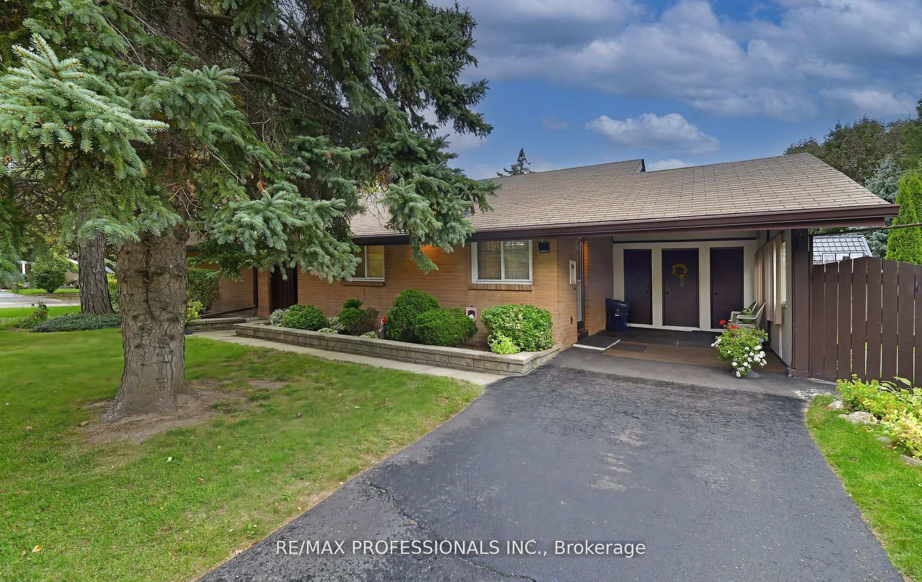 Front of 2 Lesterwood Crescent