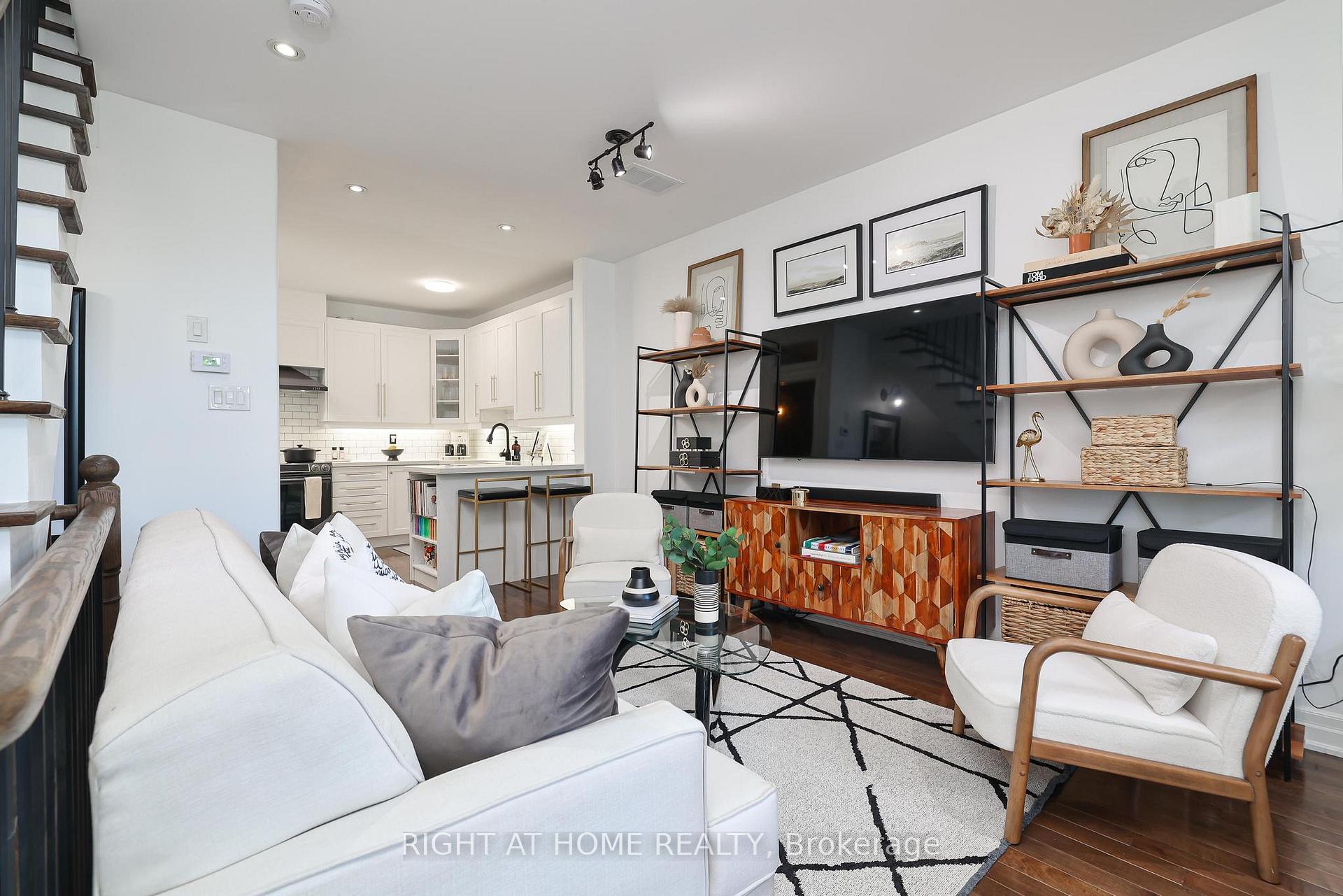 Photo 3 of 1077 Broadview Avenue, Toronto, Broadview North — HOMEH