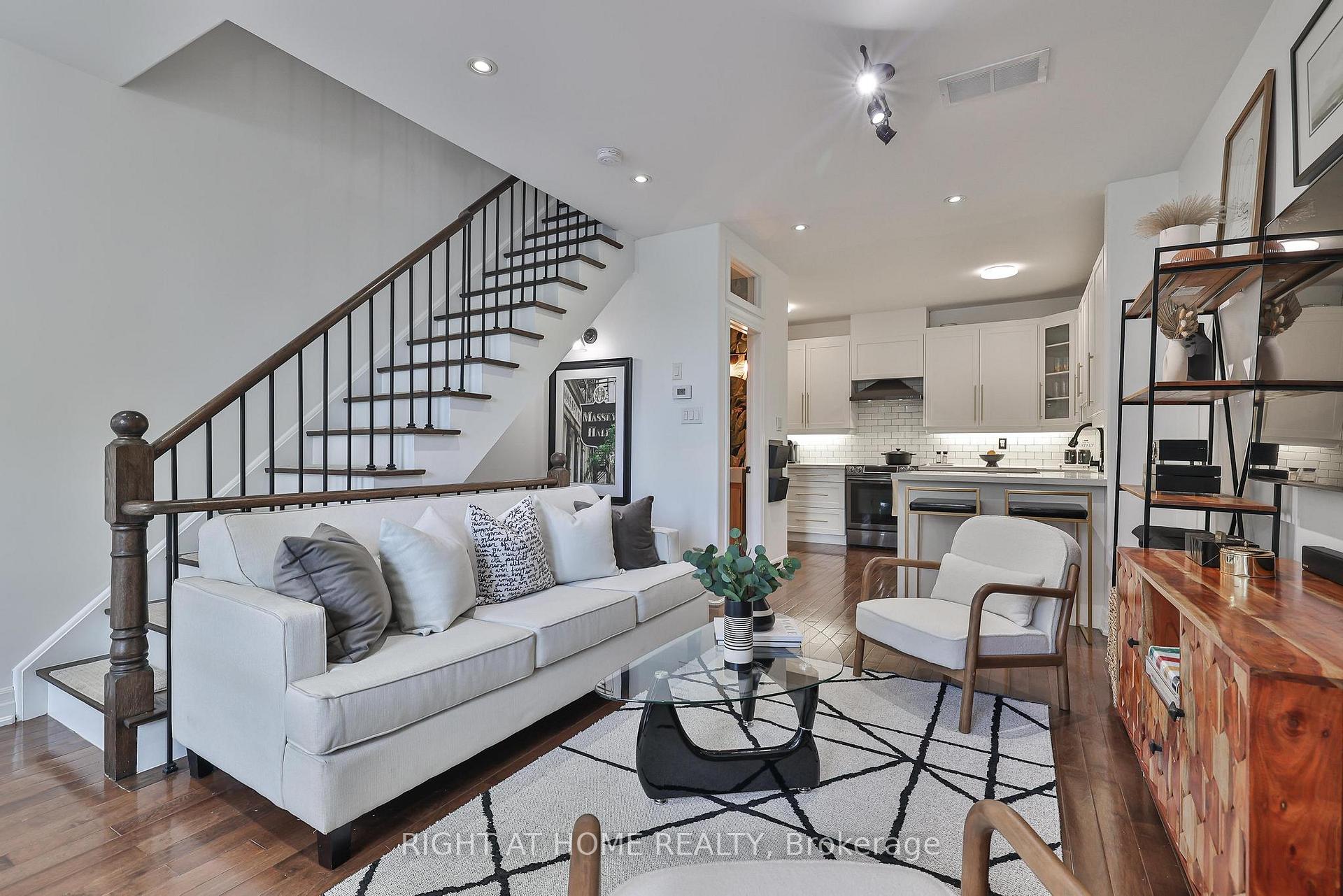 Photo 6 of 1077 Broadview Avenue, Toronto, Broadview North — HOMEH