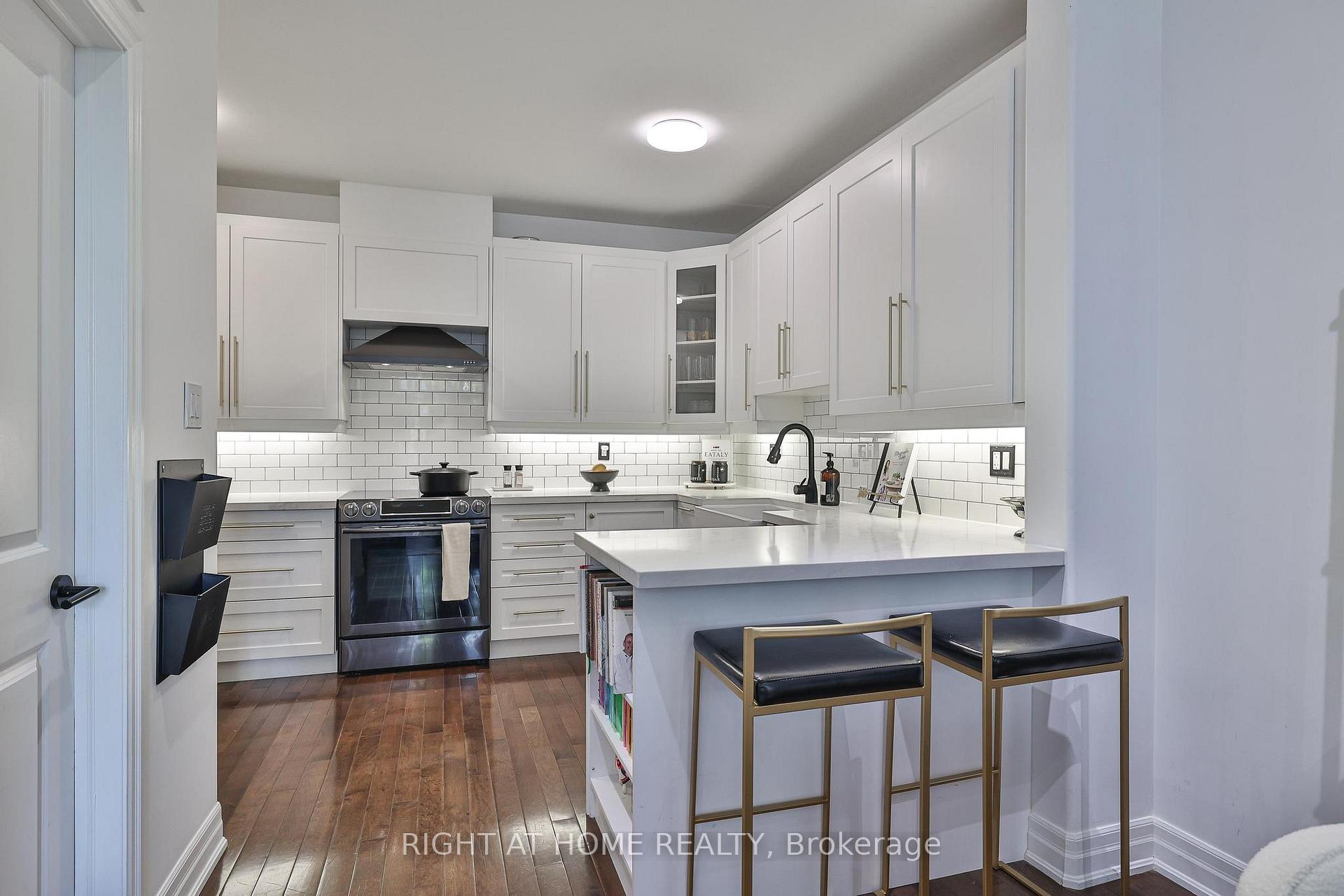 Photo 8 of 1077 Broadview Avenue, Toronto, Broadview North — HOMEH