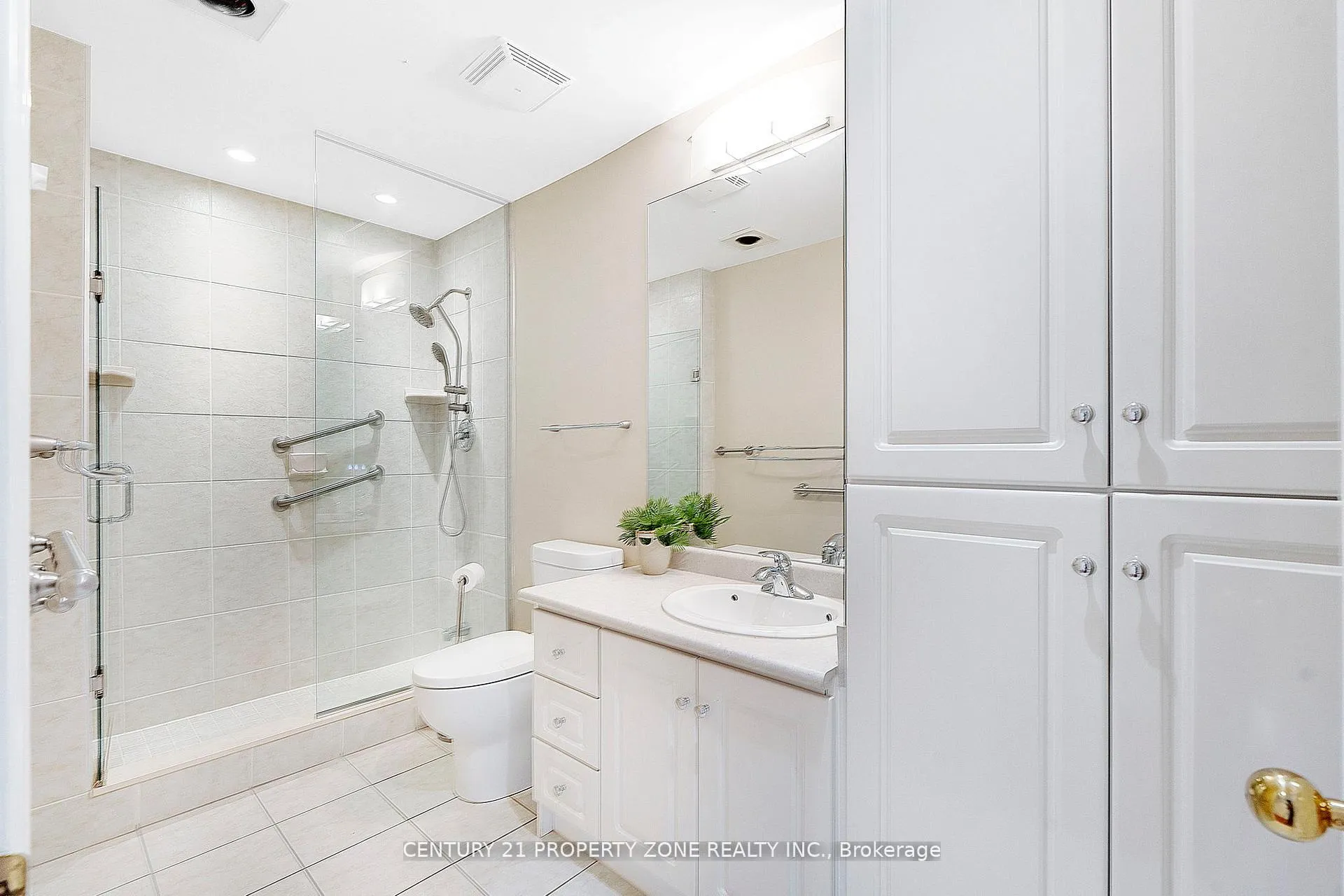Photo 6 of Unit 101, 330 Mill Street S, Brampton, Brampton South — HOMEH