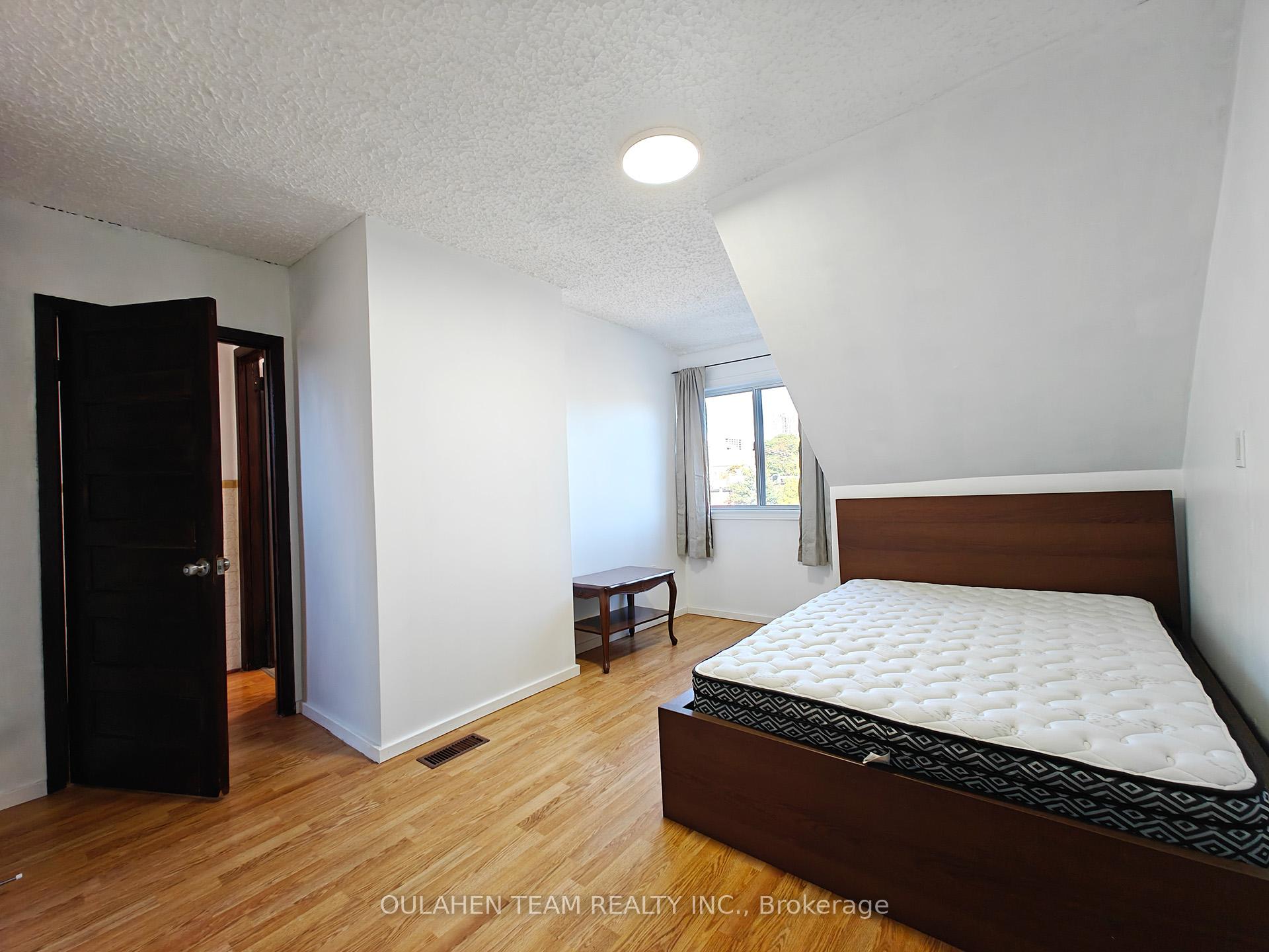Photo 5 of Unit B, 675 Bathurst Street, Toronto, University — HOMEH