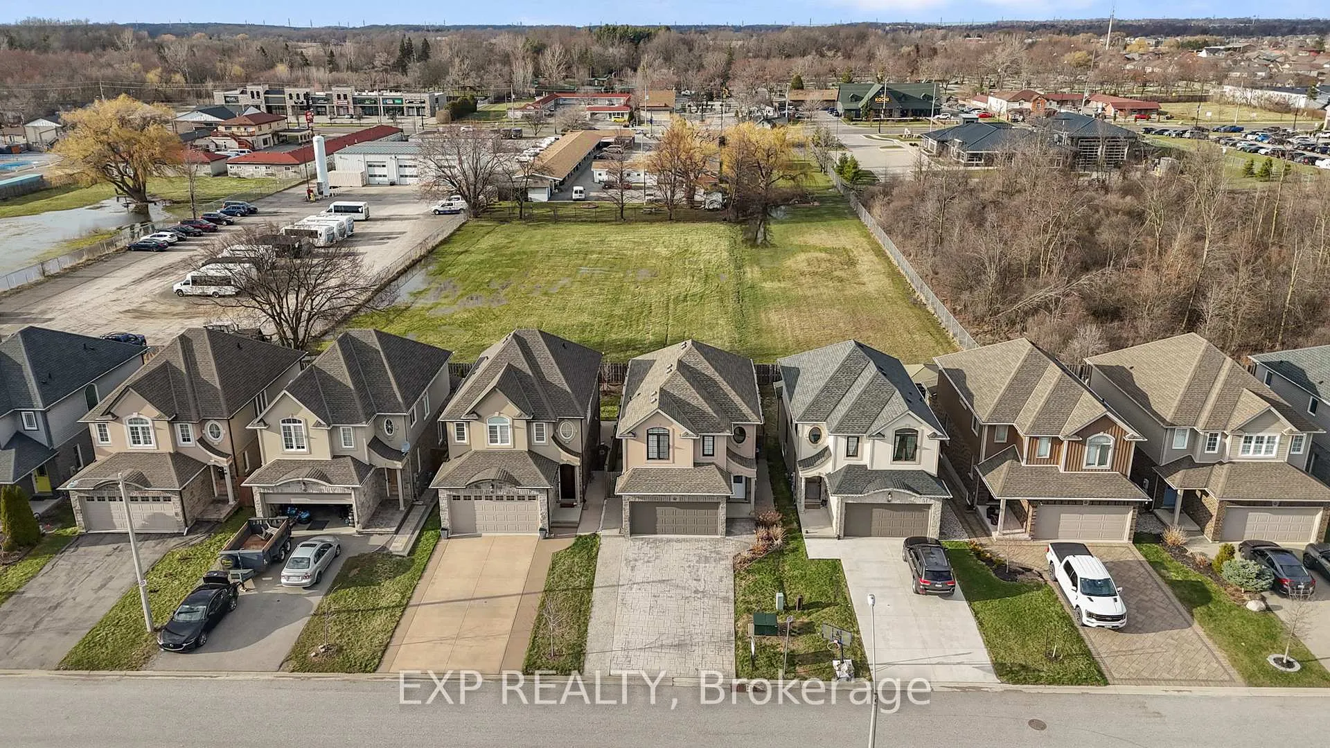 Photo 3 of 8667 Jennifer Crescent, Niagara Falls, Forestview — HOMEH