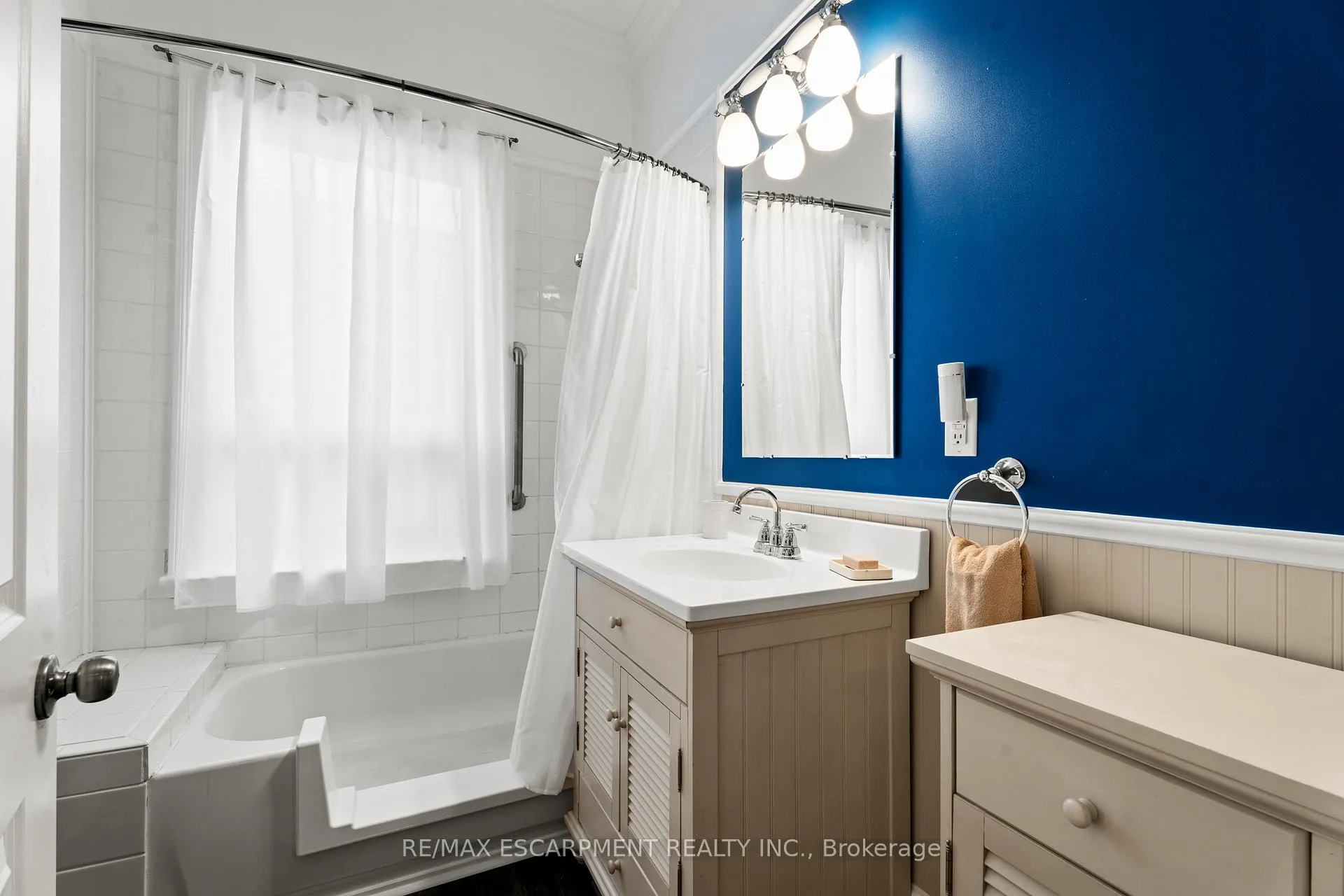 Photo 18 of 64 Florence Street, Hamilton, Strathcona — HOMEH
