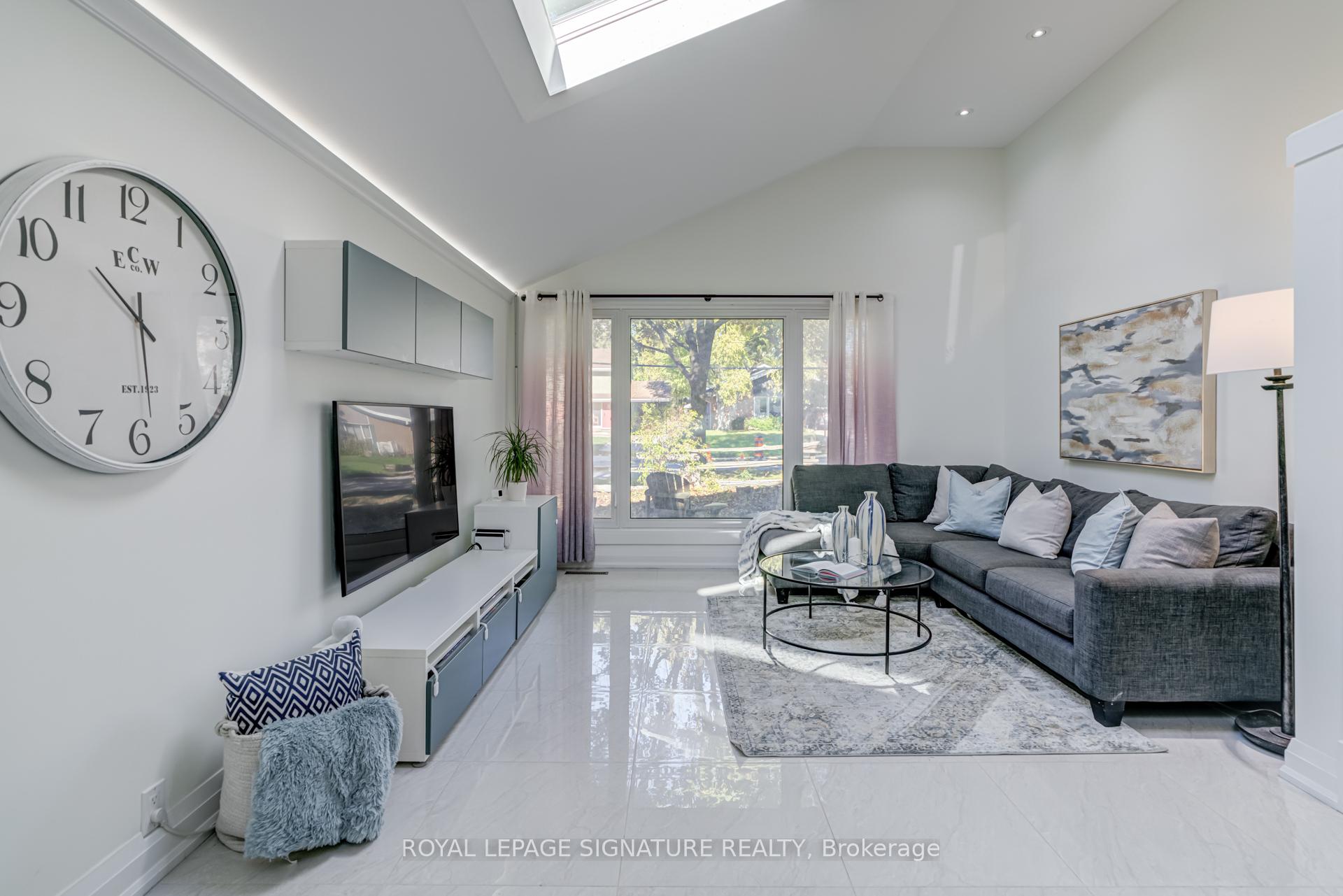 Photo 3 of 57 Munson Crescent, Scarborough, Bendale — HOMEH