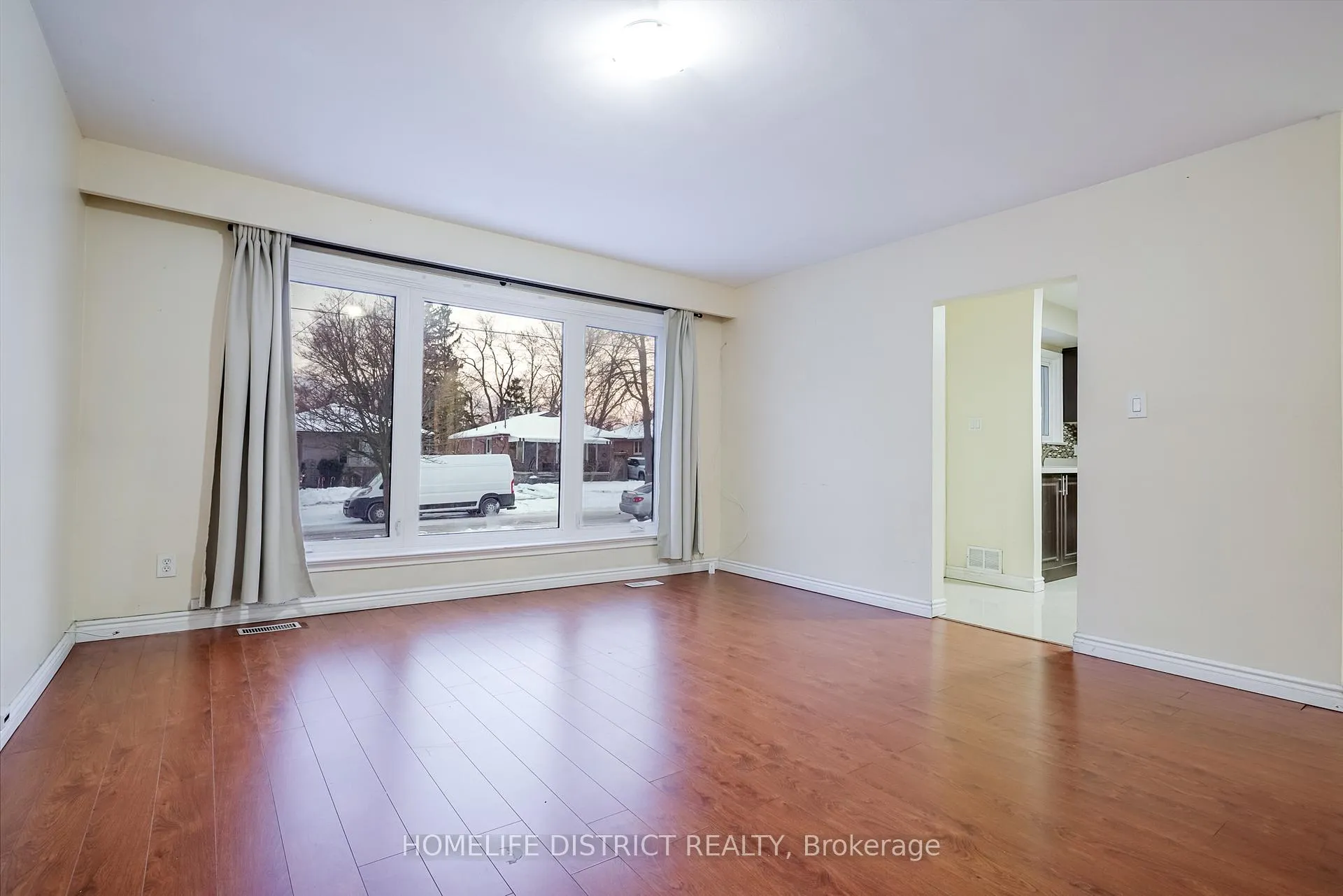 Photo 4 of 40 Calumet Crescent, Scarborough, Woburn — HOMEH