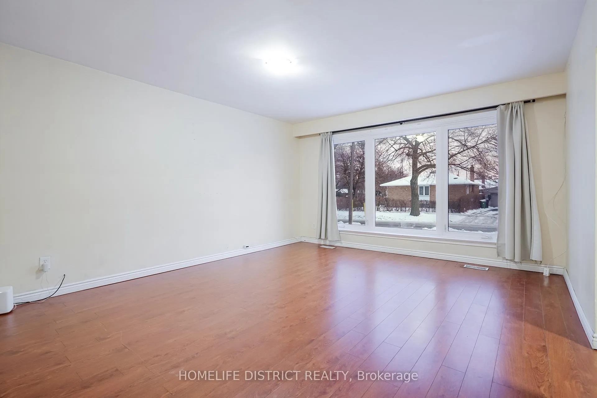 Photo 12 of 40 Calumet Crescent, Scarborough, Woburn — HOMEH