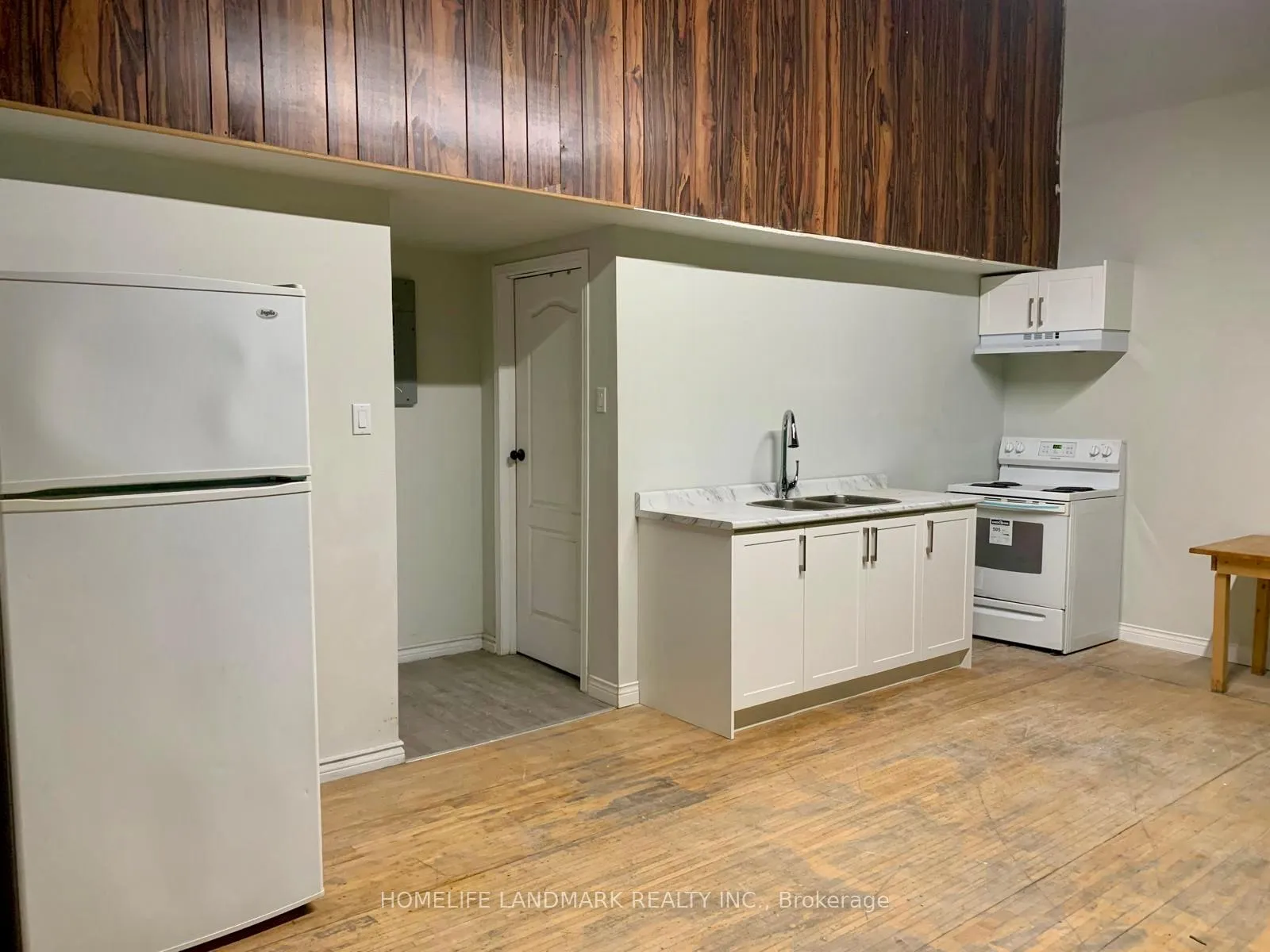 Front of Unit 6, 450 Spadina Avenue