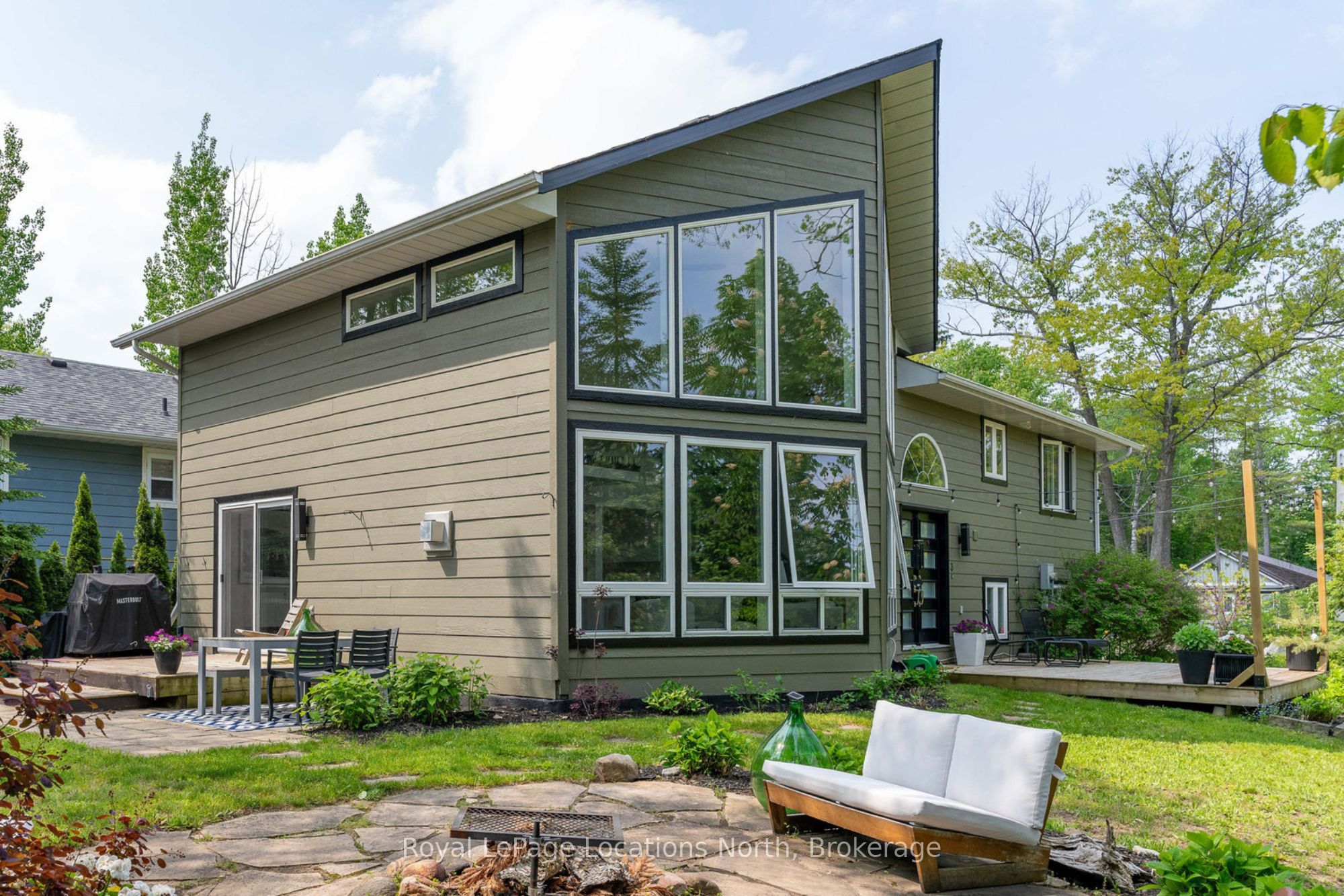 Photo 2 of 3 Simcoe Street, Wasaga Beach — HOMEH