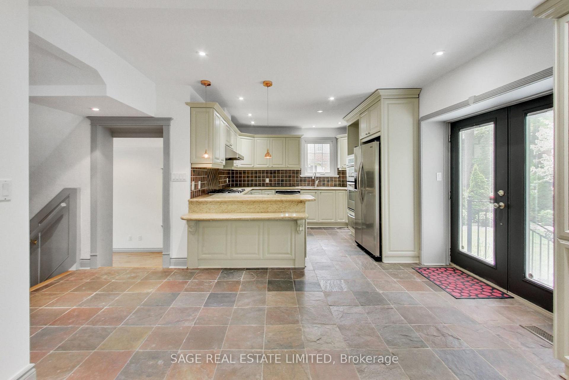Photo 11 of 12 Nina Street, Toronto, Casa Loma — HOMEH