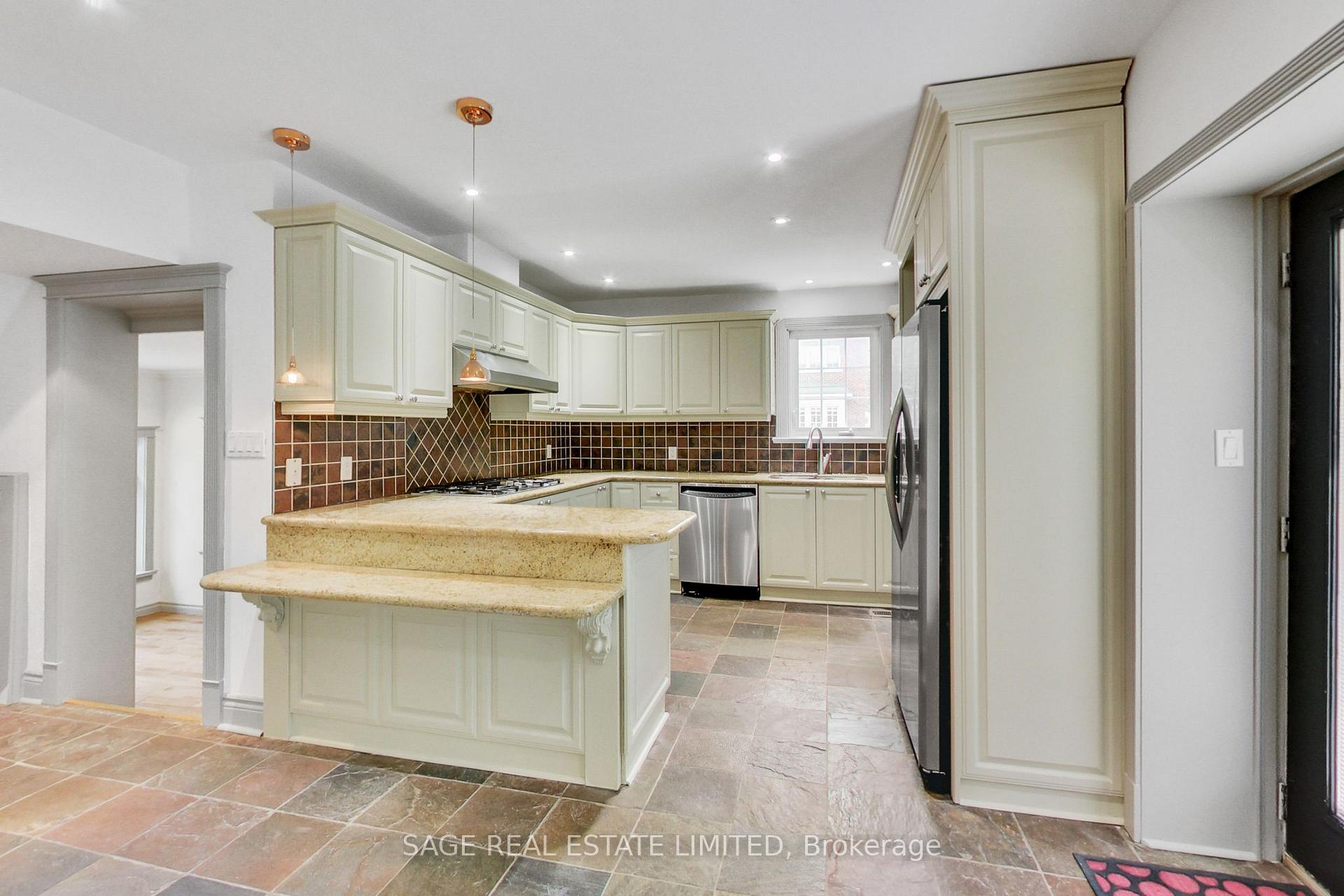 Photo 12 of 12 Nina Street, Toronto, Casa Loma — HOMEH