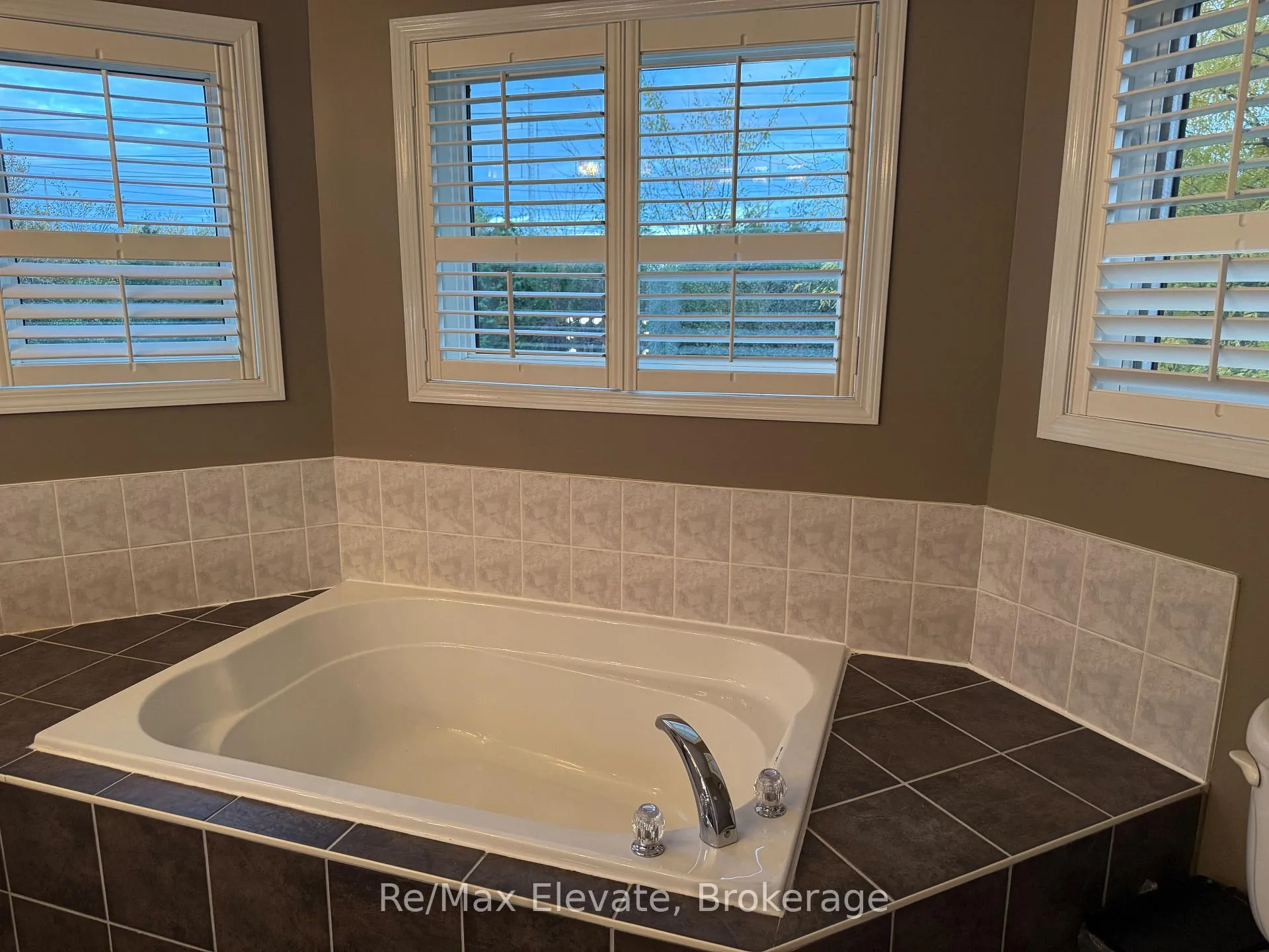 Photo 10 of 687 Sunbird Trail, Pickering, Amberlea — HOMEH