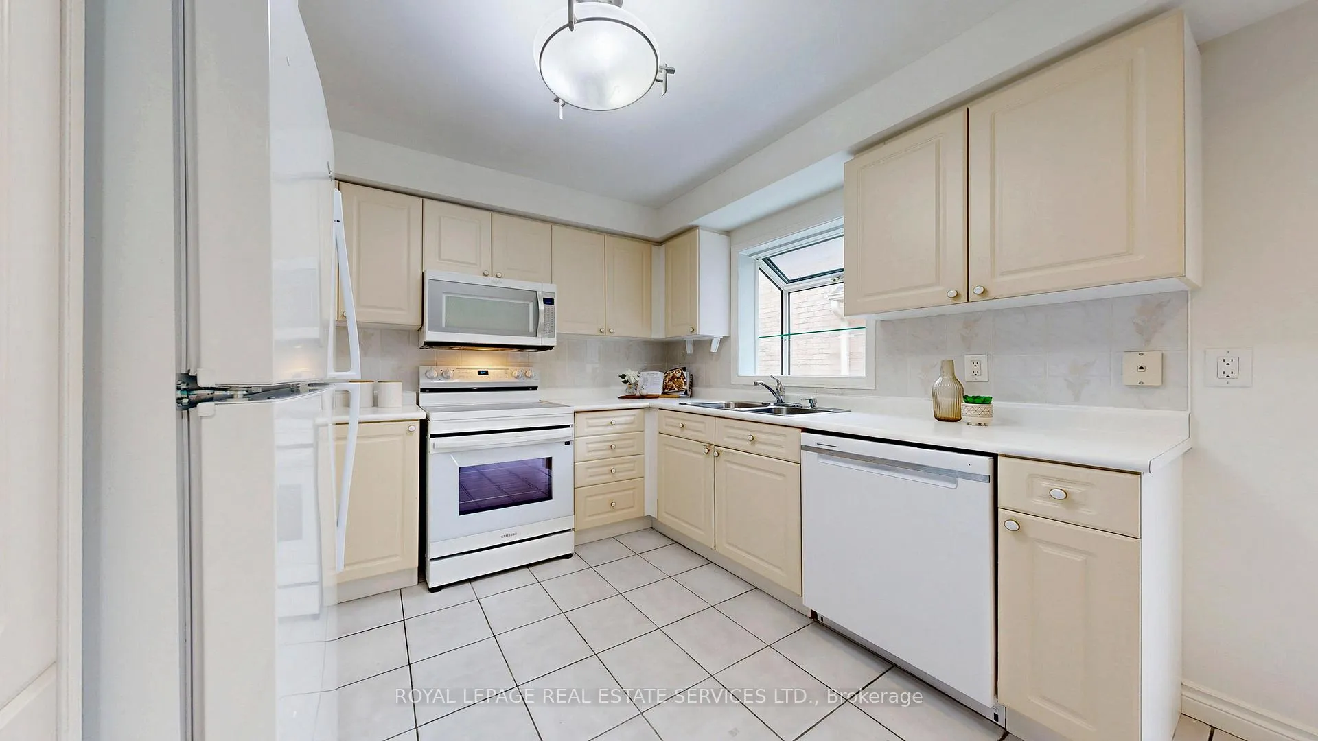 Photo 12 of 107 Roseborough Crescent, Vaughan, Uplands — HOMEH