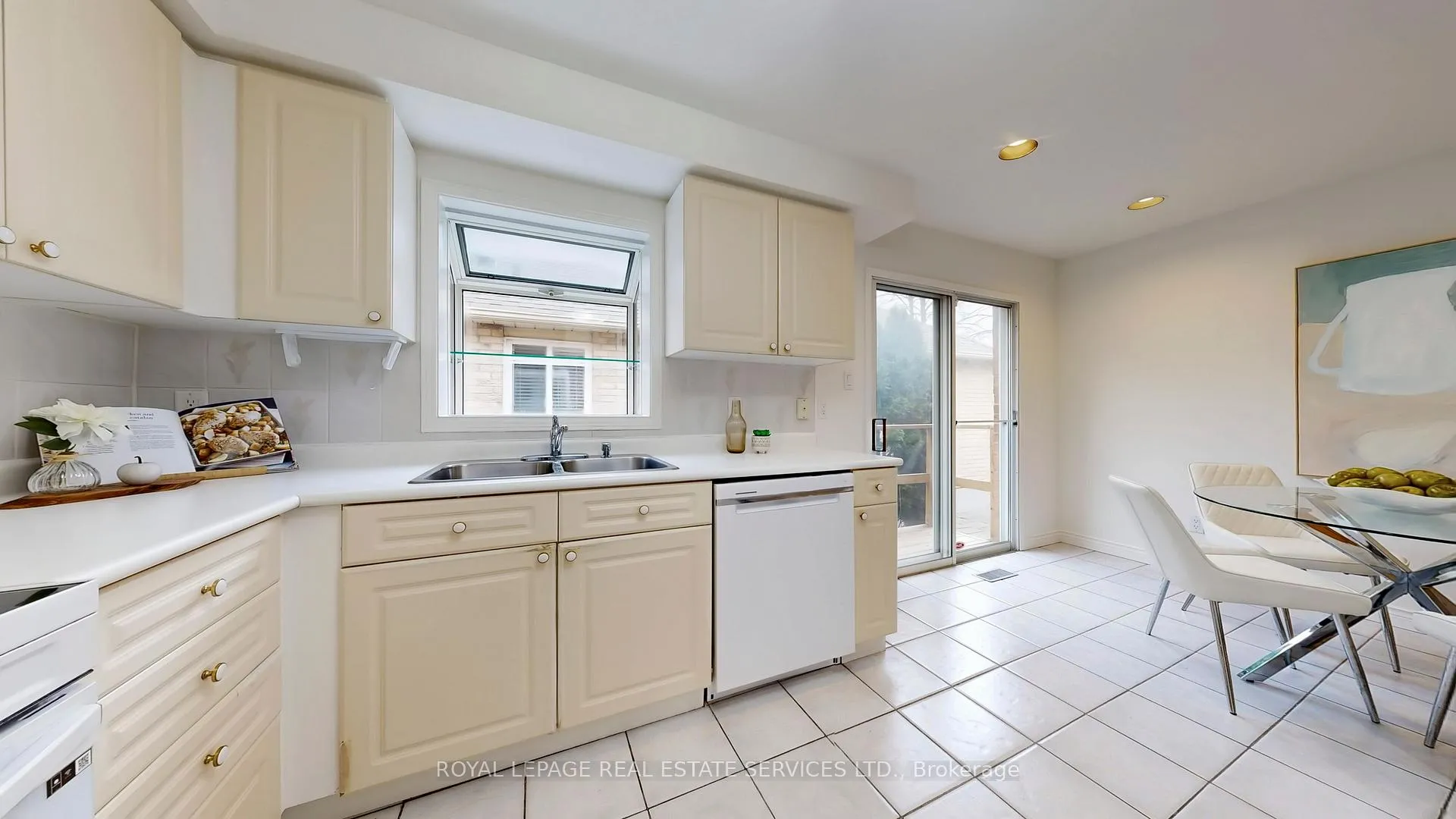 Photo 14 of 107 Roseborough Crescent, Vaughan, Uplands — HOMEH