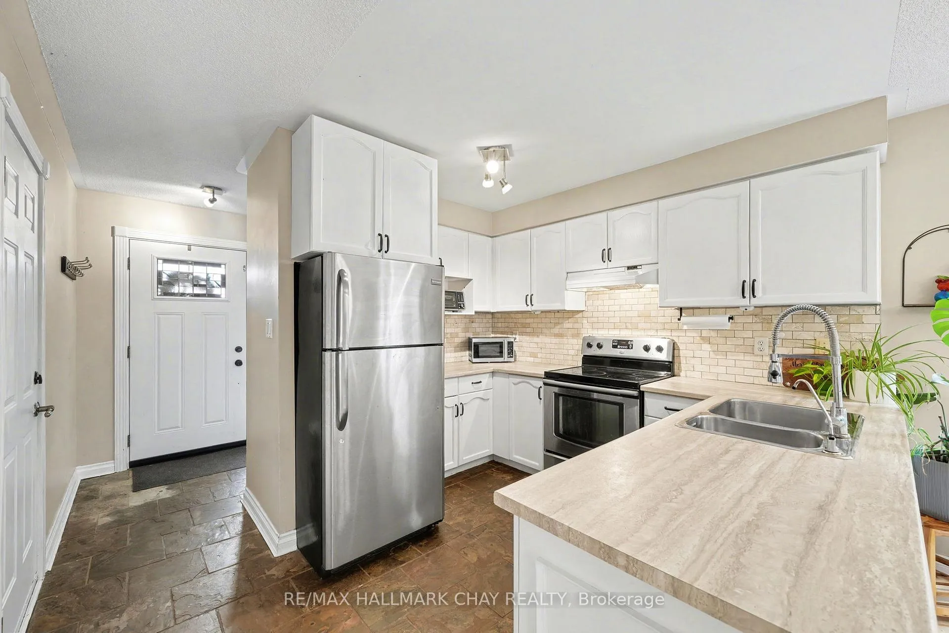 Photo 10 of 101 Kate Aitken Crescent, New Tecumseth, Beeton — HOMEH