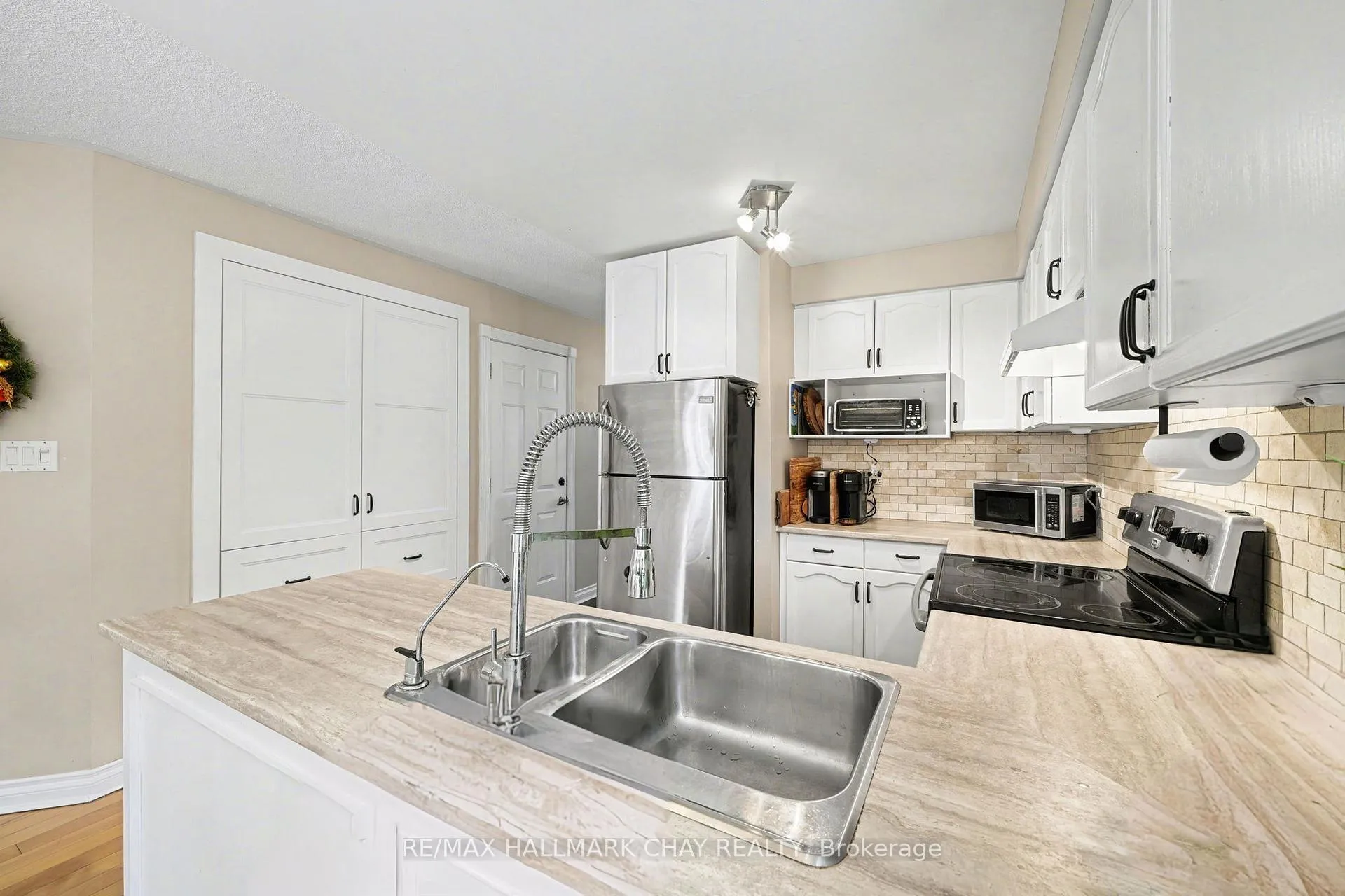 Photo 13 of 101 Kate Aitken Crescent, New Tecumseth, Beeton — HOMEH