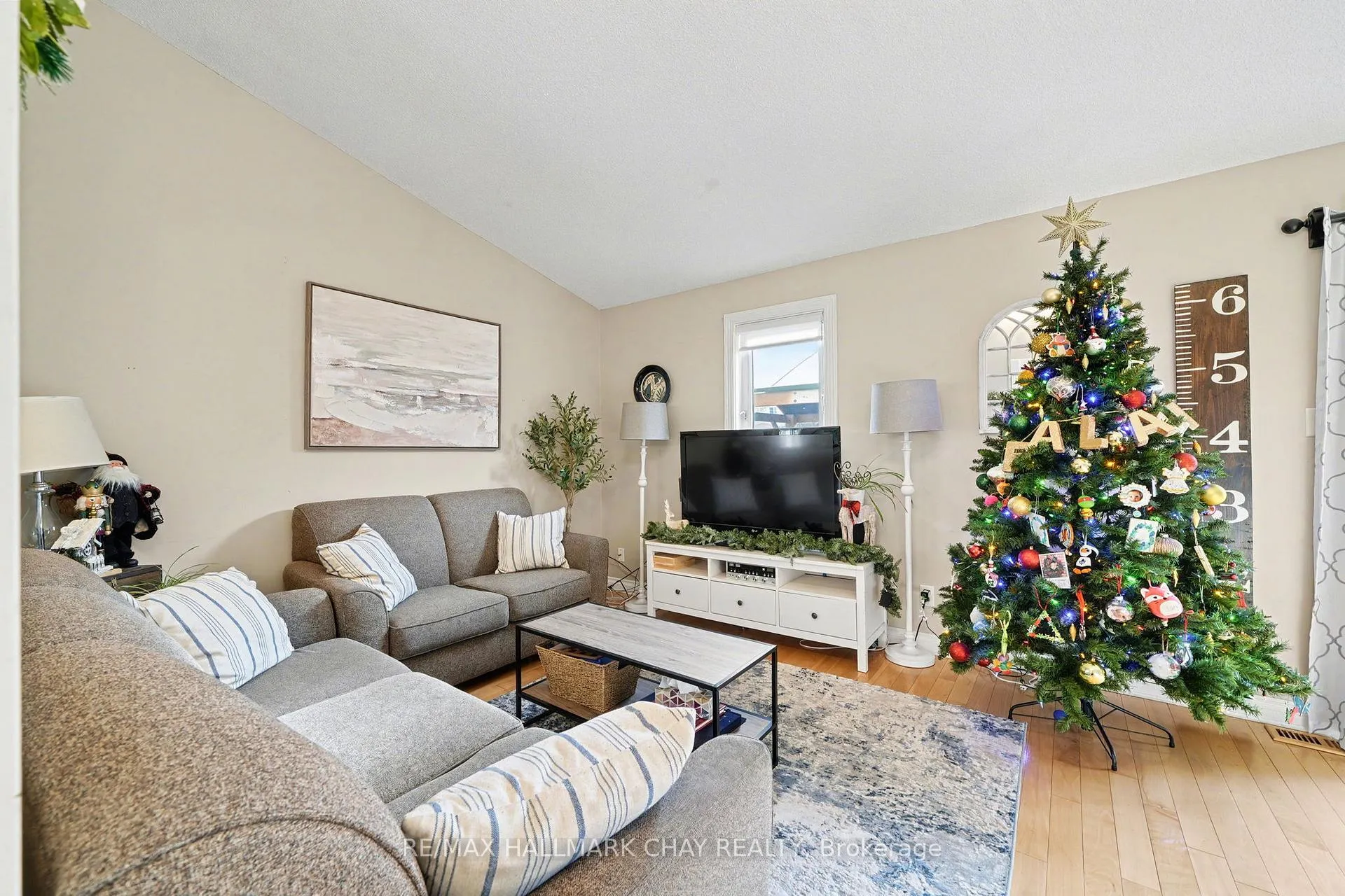 Photo 19 of 101 Kate Aitken Crescent, New Tecumseth, Beeton — HOMEH