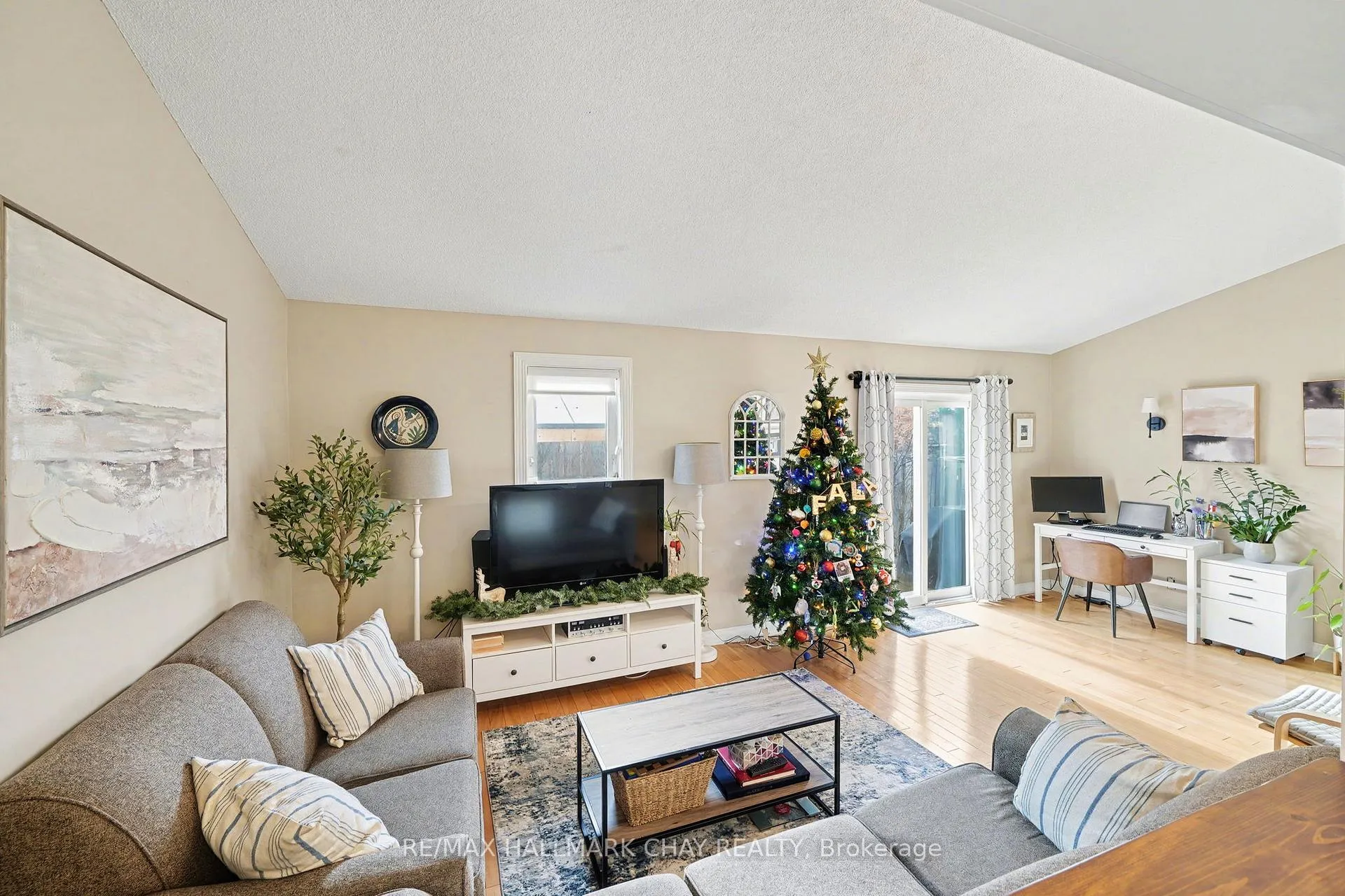 Photo 20 of 101 Kate Aitken Crescent, New Tecumseth, Beeton — HOMEH