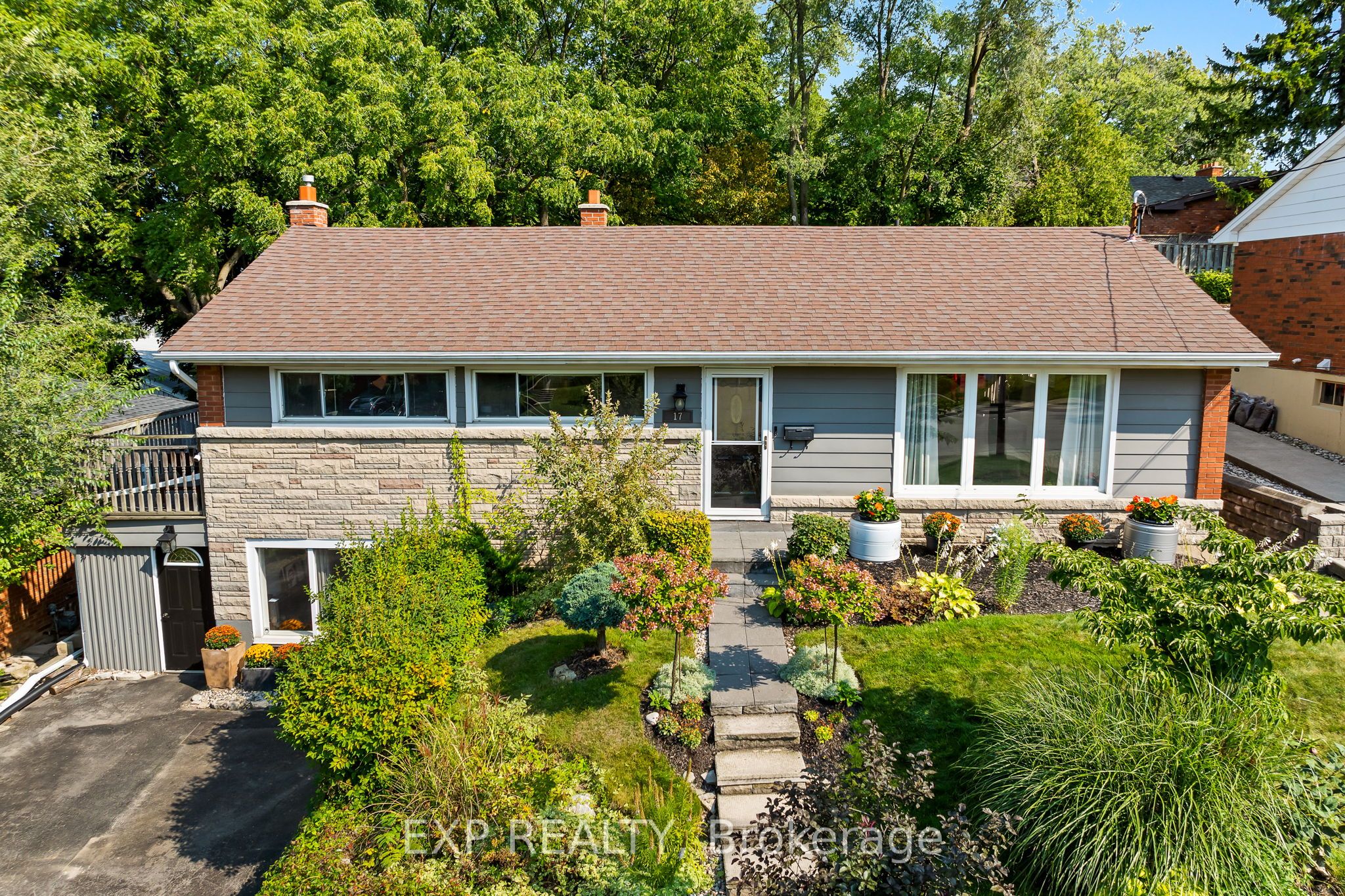 Photo 2 of 17 Battlefield Drive, Hamilton, Stoney Creek — HOMEH