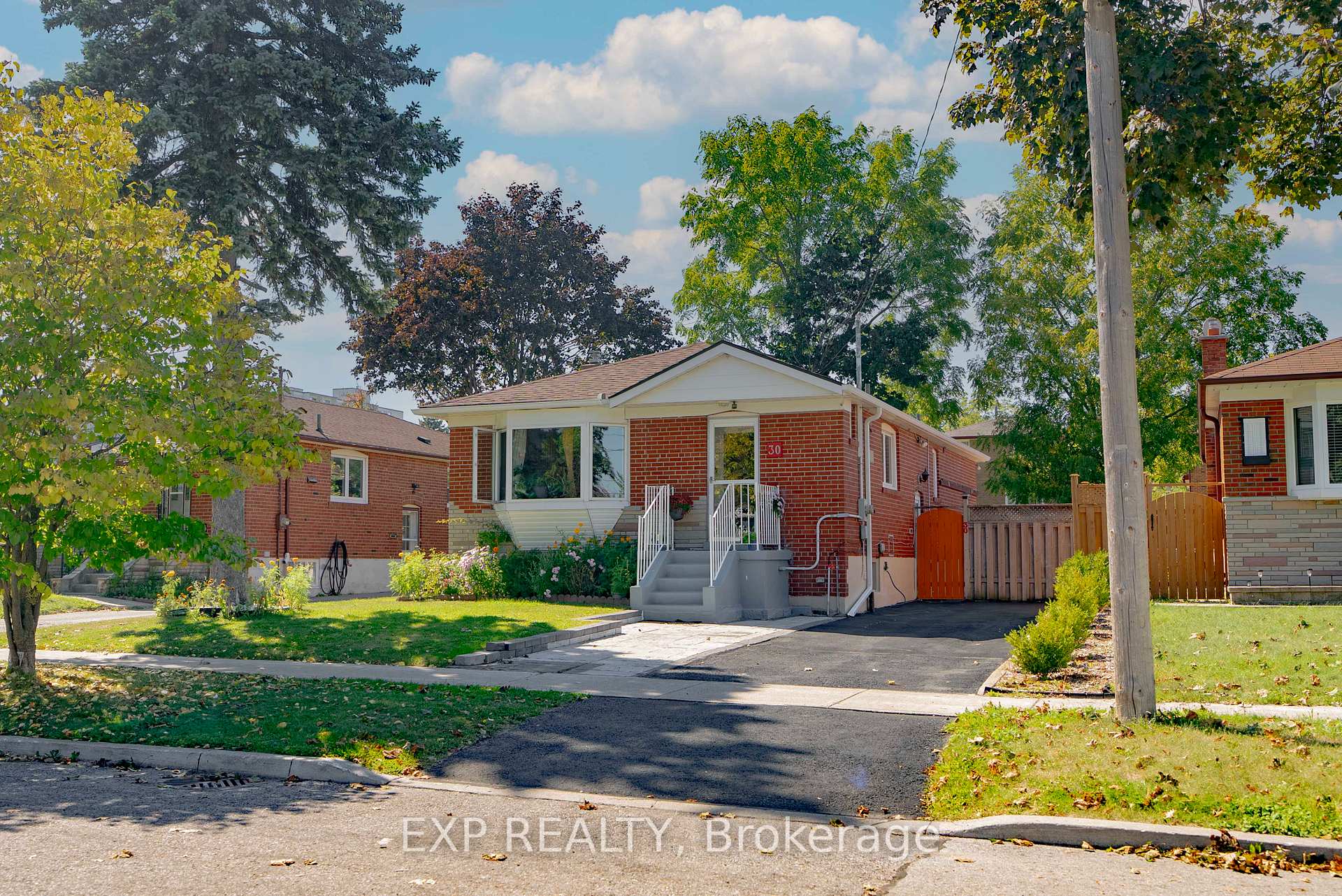 Photo 3 of 30 Ronway Crescent, Scarborough, Woburn — HOMEH