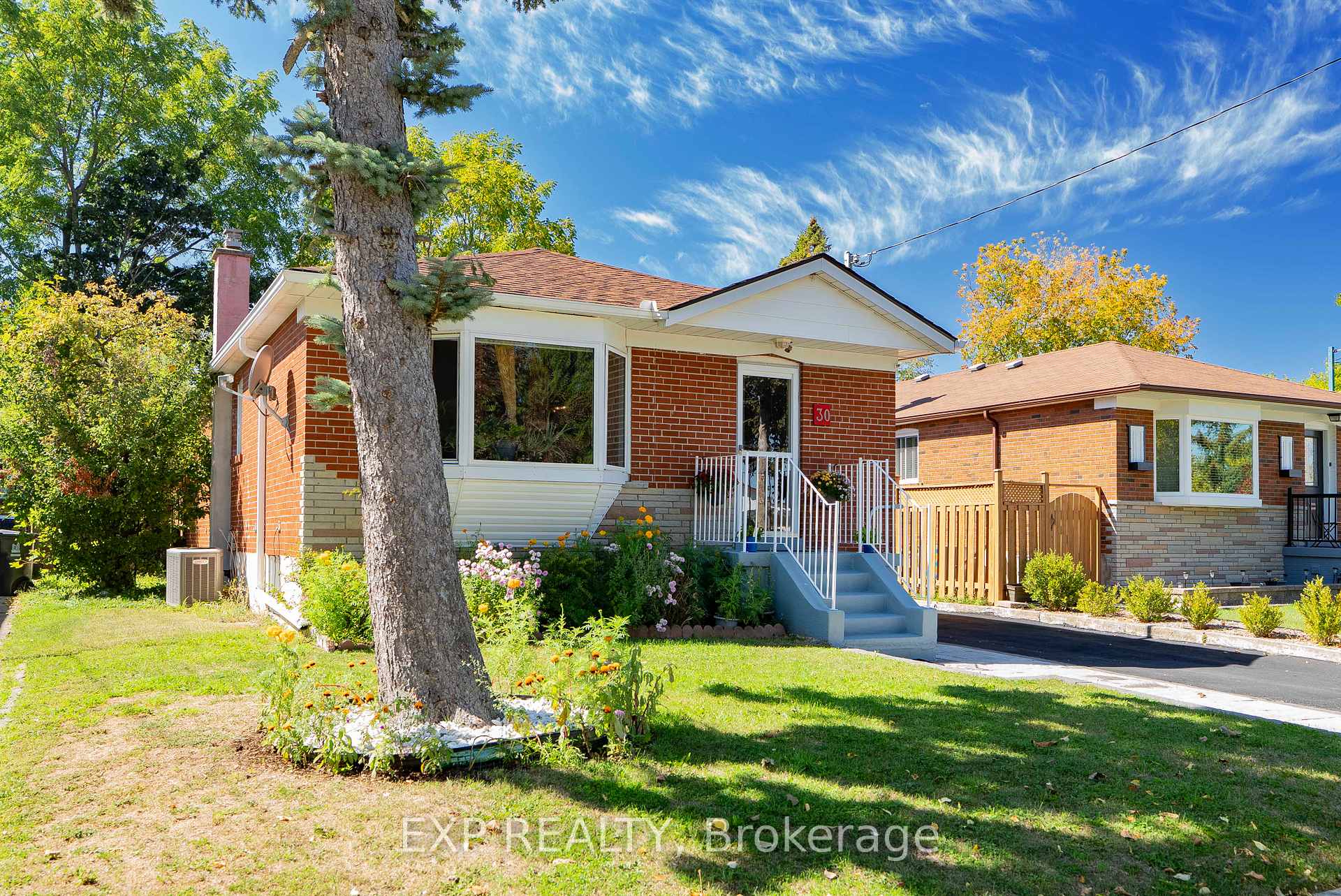 Photo 4 of 30 Ronway Crescent, Scarborough, Woburn — HOMEH