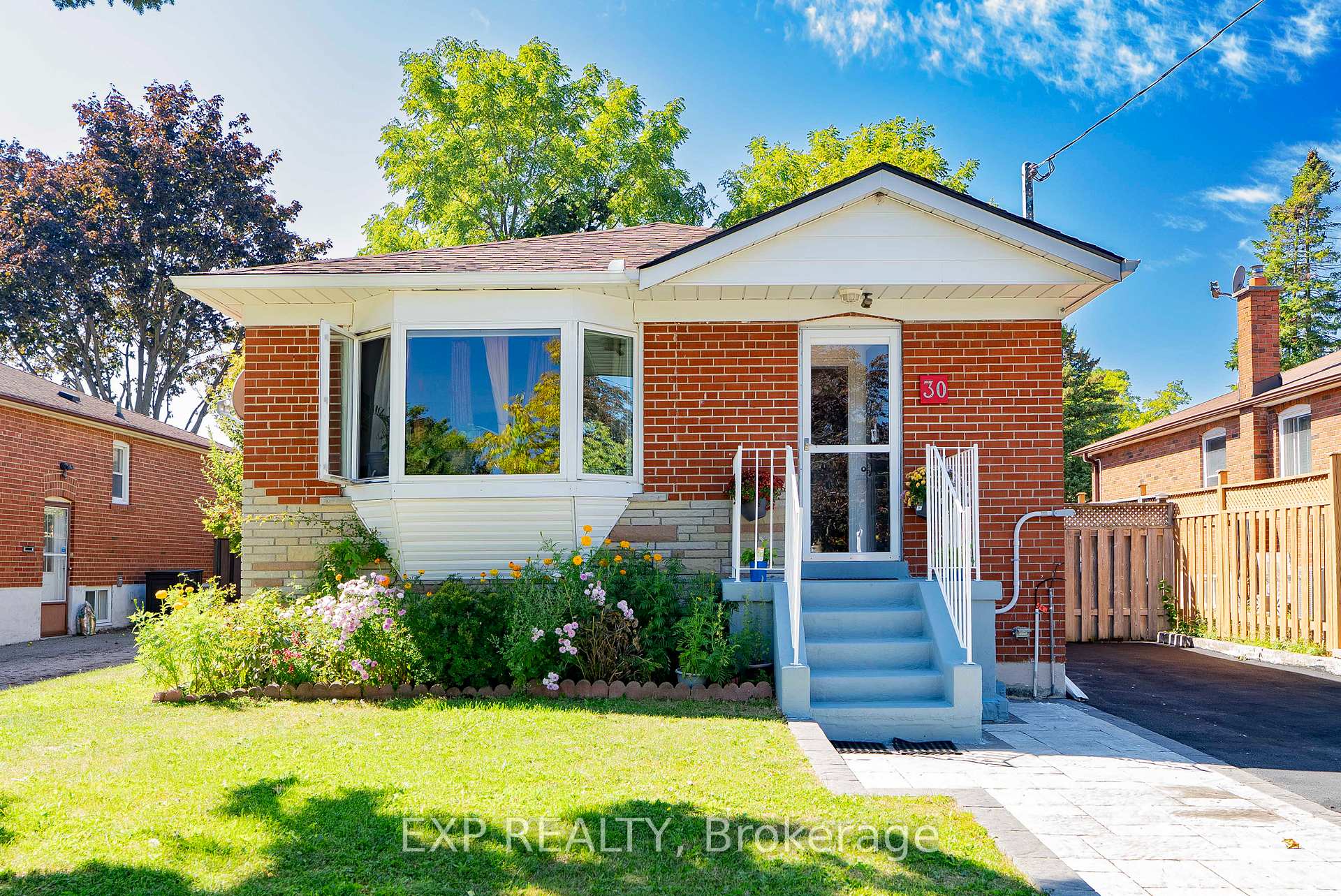 Photo 5 of 30 Ronway Crescent, Scarborough, Woburn — HOMEH