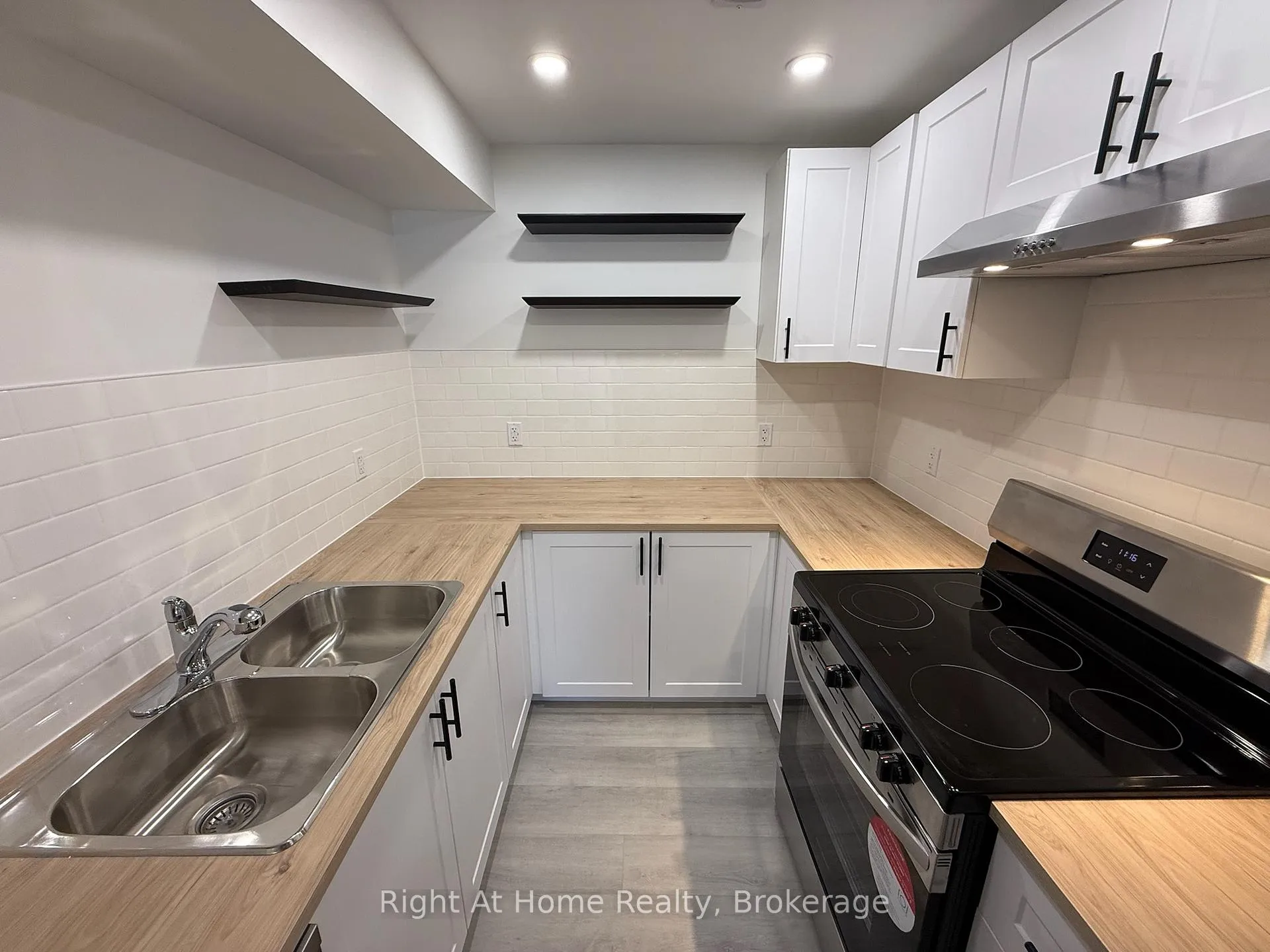 Photo 2 of 237 Benninger Drive, Kitchener — HOMEH