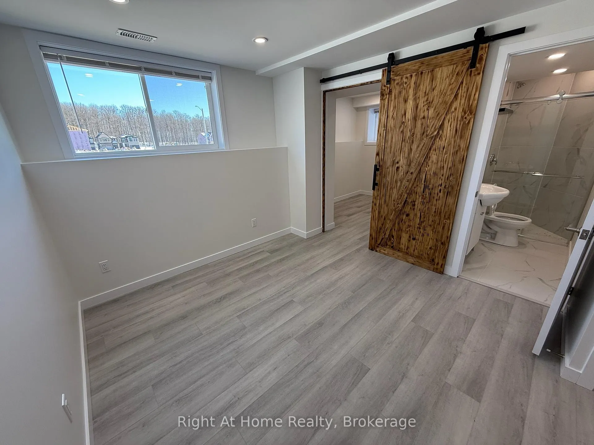 Photo 4 of 237 Benninger Drive, Kitchener — HOMEH