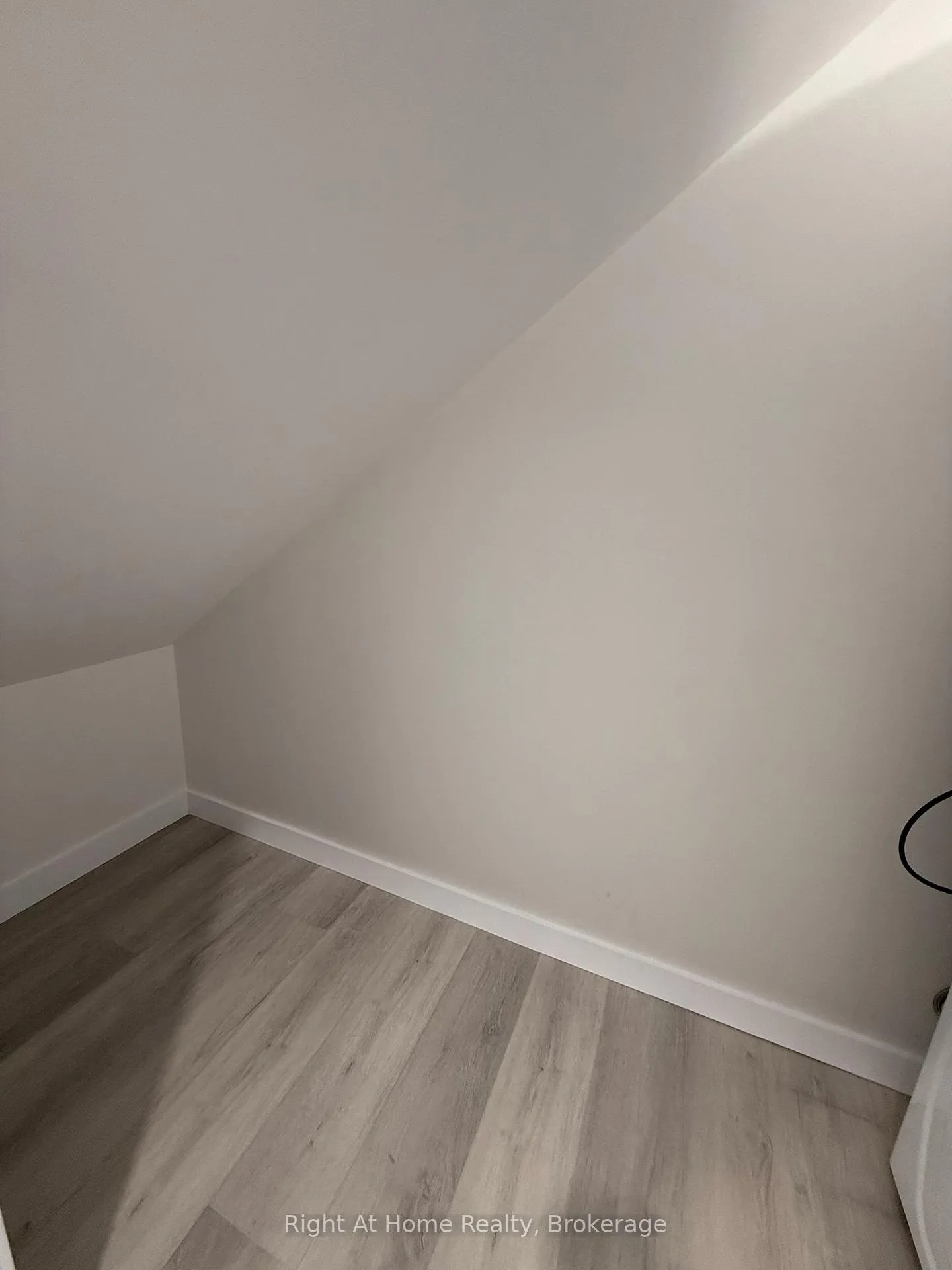 Photo 11 of 237 Benninger Drive, Kitchener — HOMEH