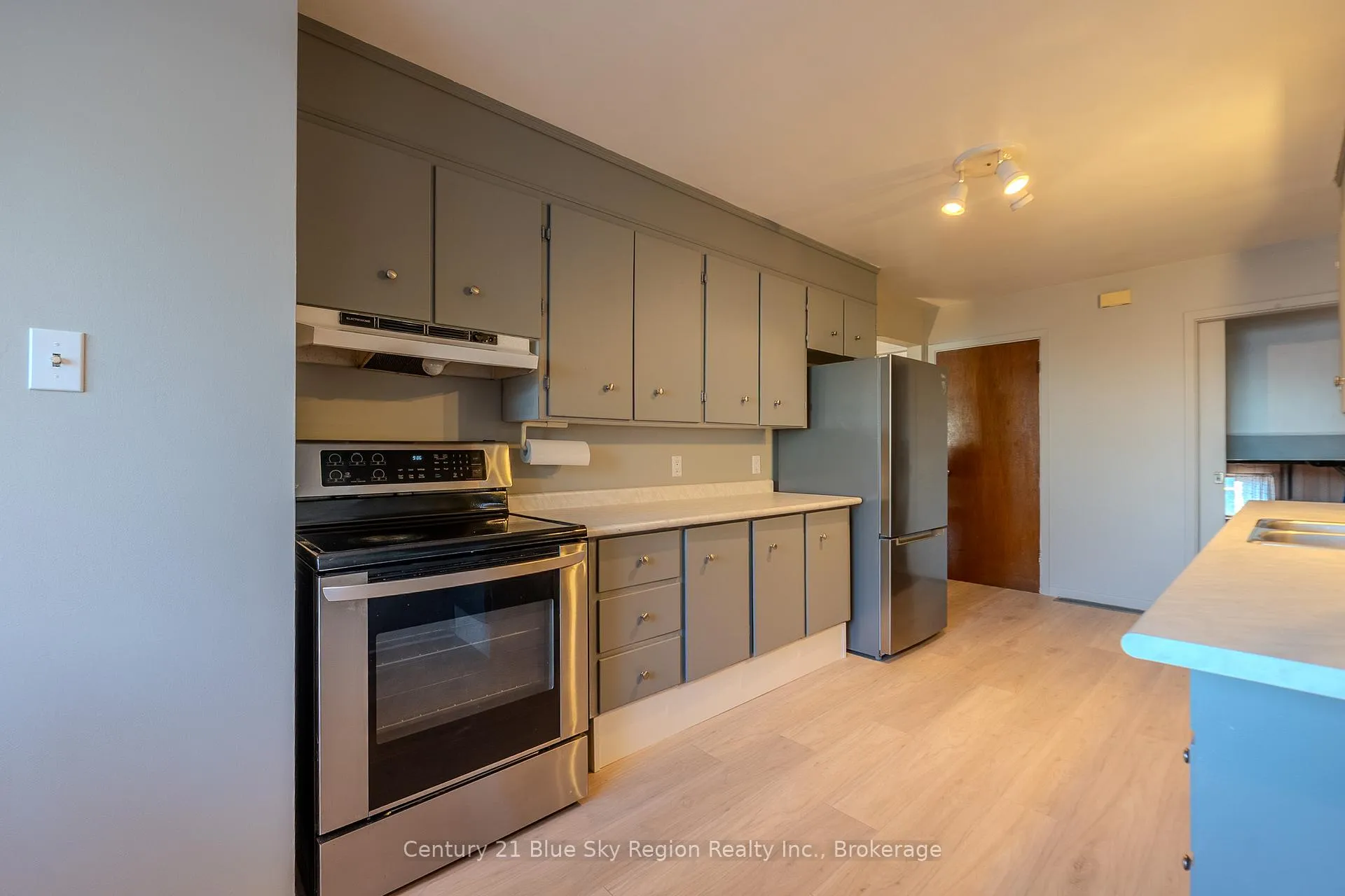 Photo 11 of 994 Premier Road, North Bay, Ferris — HOMEH