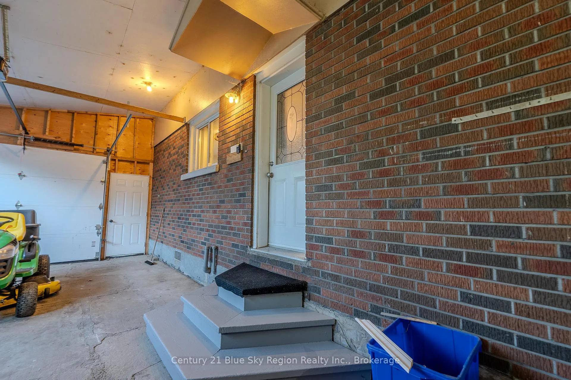 Photo 28 of 994 Premier Road, North Bay, Ferris — HOMEH