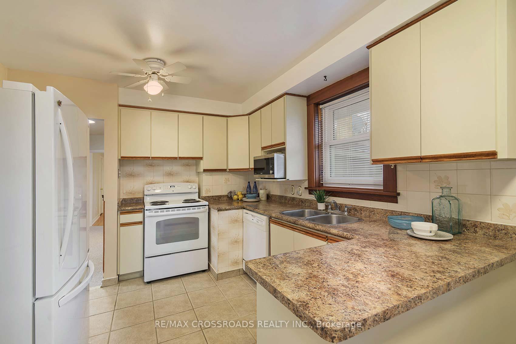 Photo 11 of 39 Pandora Circle, Scarborough, Woburn — HOMEH