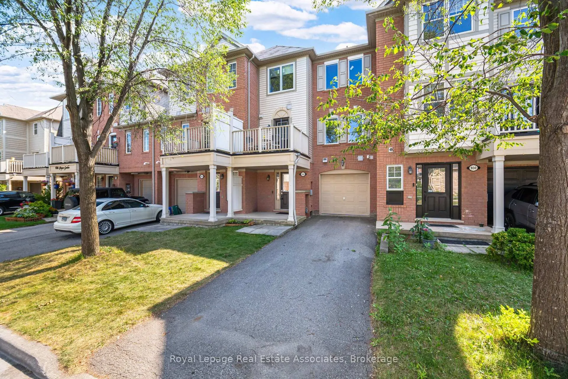 Photo 3 of 932 Burgess Gardens, Milton, Coates — HOMEH